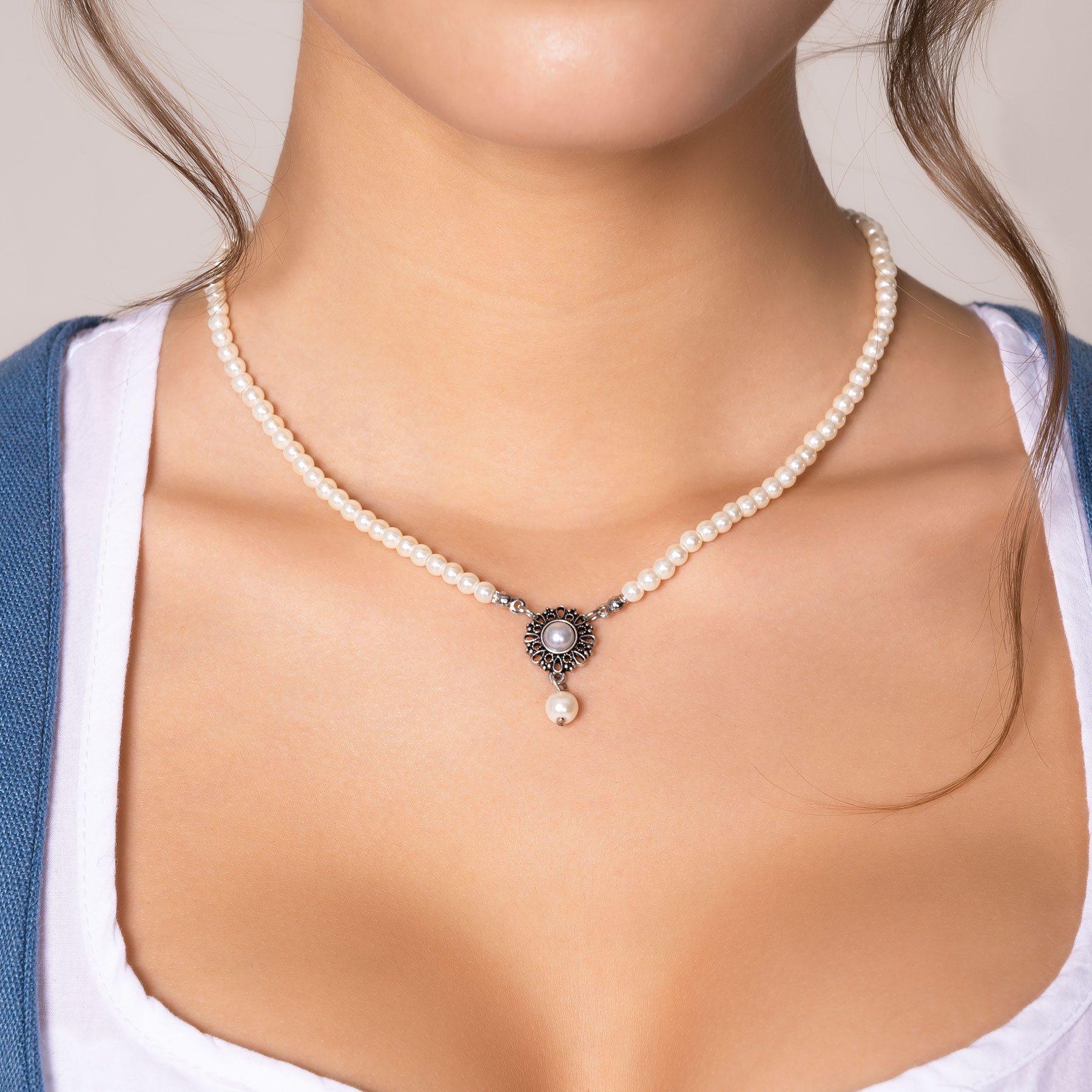 Alpenflüstern Collier Trachten-Perlen-Halskette Helena (creme-weiß), - elegante Trachtenkette - nostalgischer Damen-Trachtenschmuck, filig