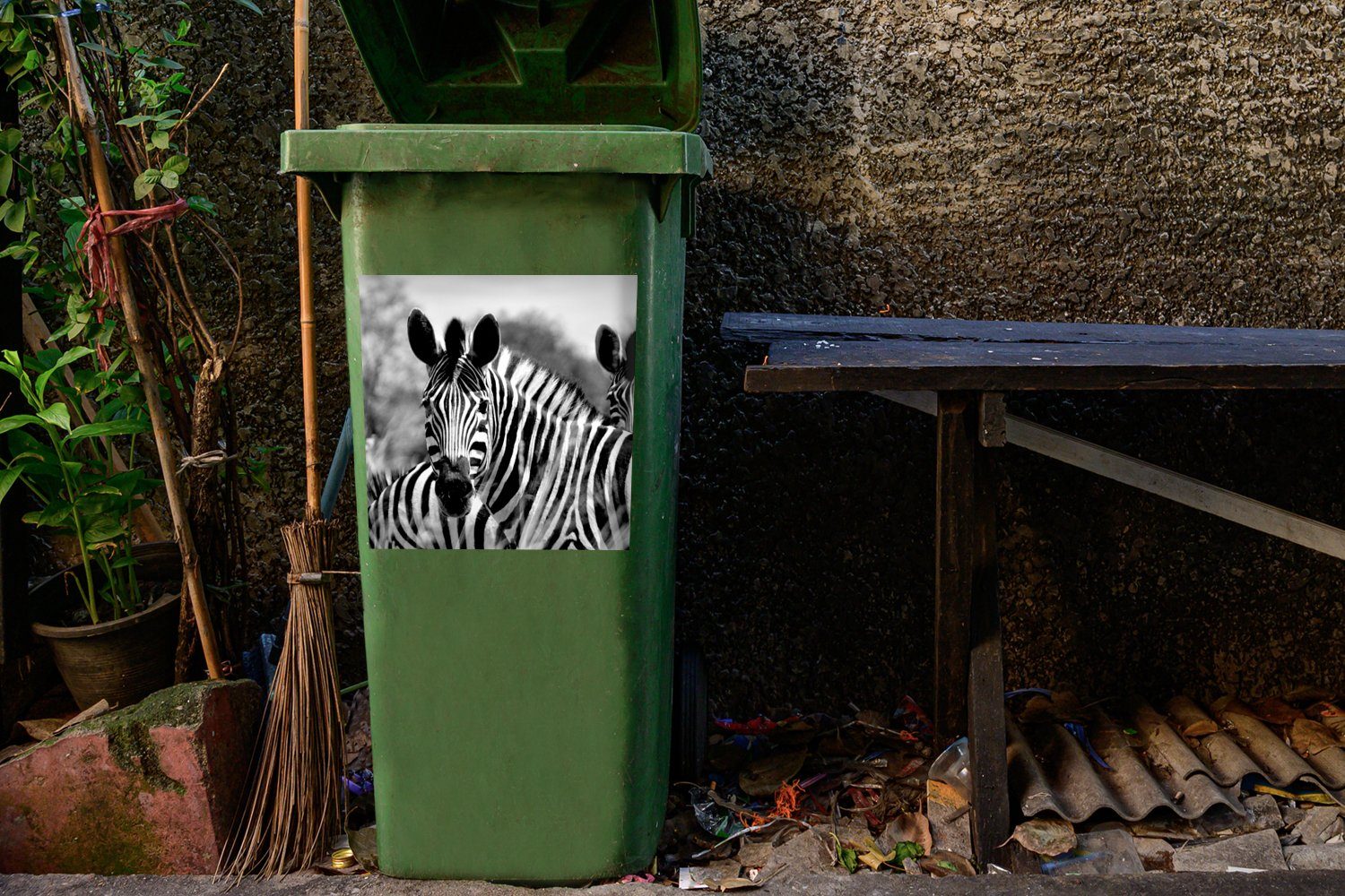MuchoWow Wandsticker Zebra - Schwarz Weiß (1 - Abfalbehälter Mülleimer-aufkleber, Sticker, Container, St), Mülltonne, - Tiere