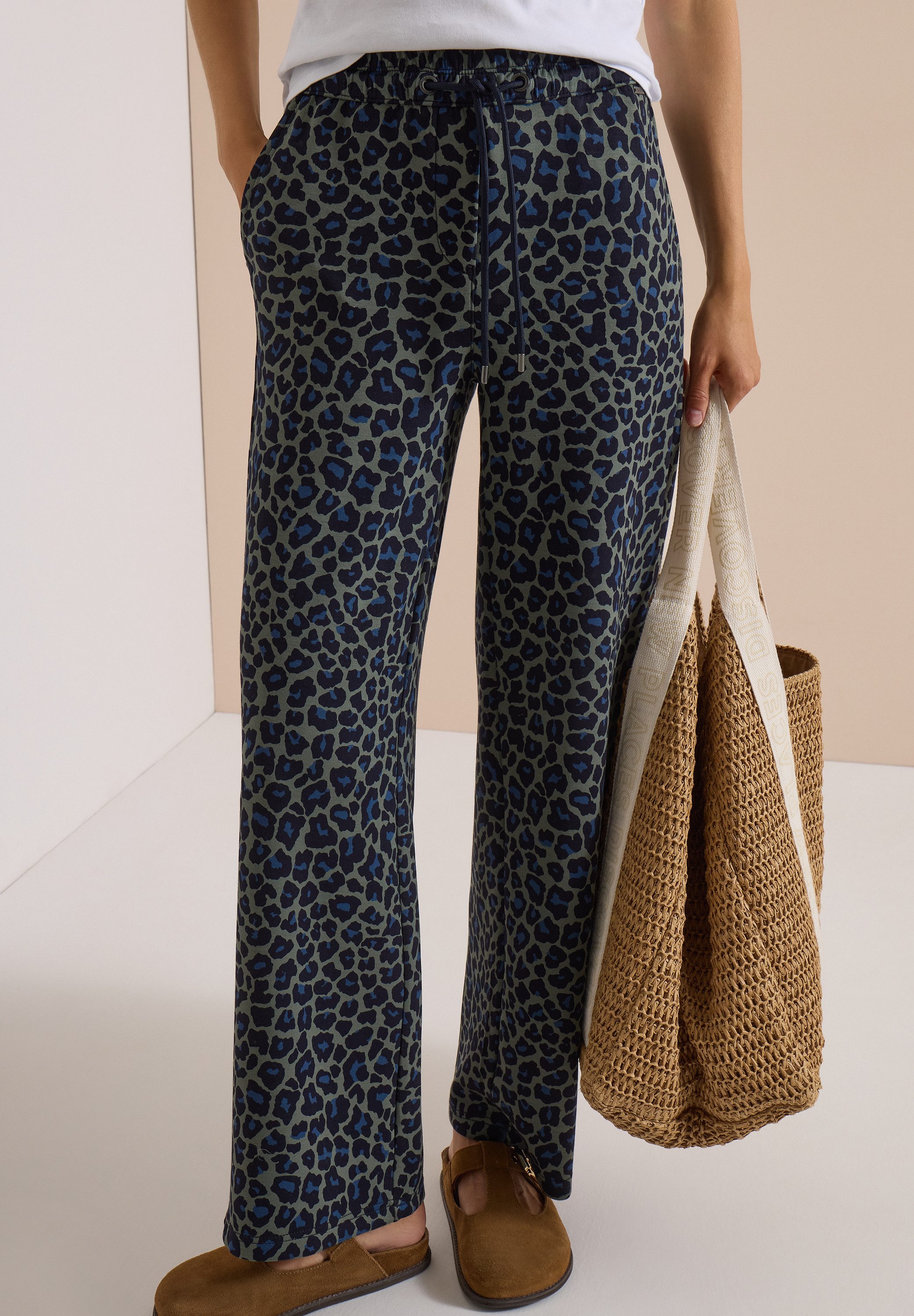 CECIL Stoffhose Style Neele Viskosemix in Silk-Touch-Qualität, Elastikbund, Animal Print – Bild 3 von 5