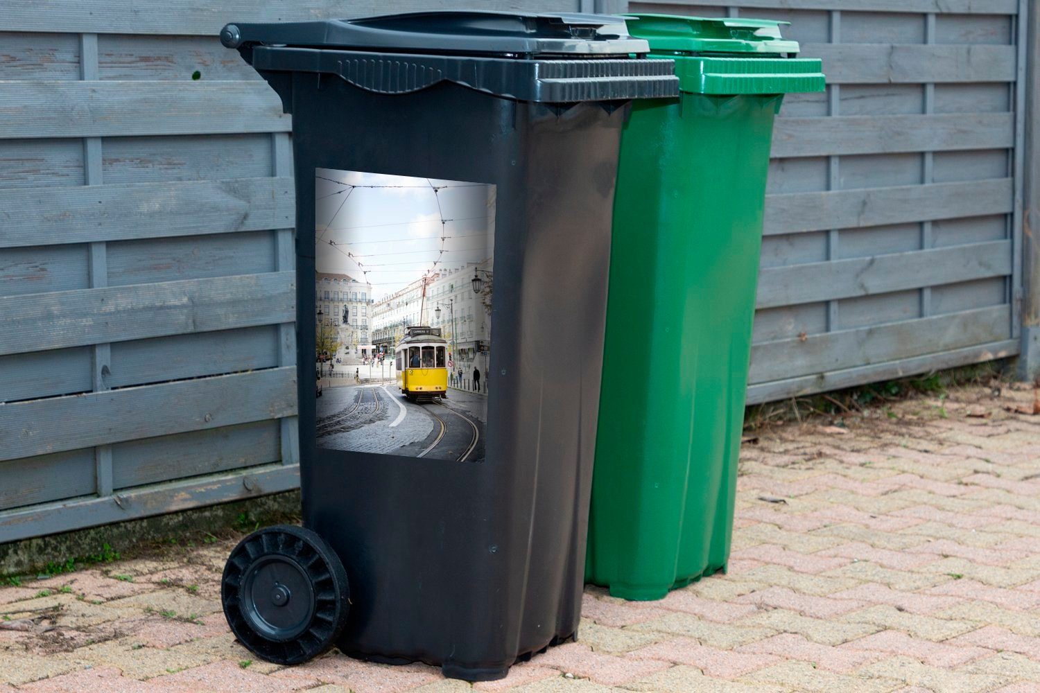 MuchoWow Wandsticker gelbe Abfalbehälter Container, Mülleimer-aufkleber, einer Eine fährt Straßenbahn (1 Mülltonne, mit Seilbahn durch Sticker, St), Lissabon