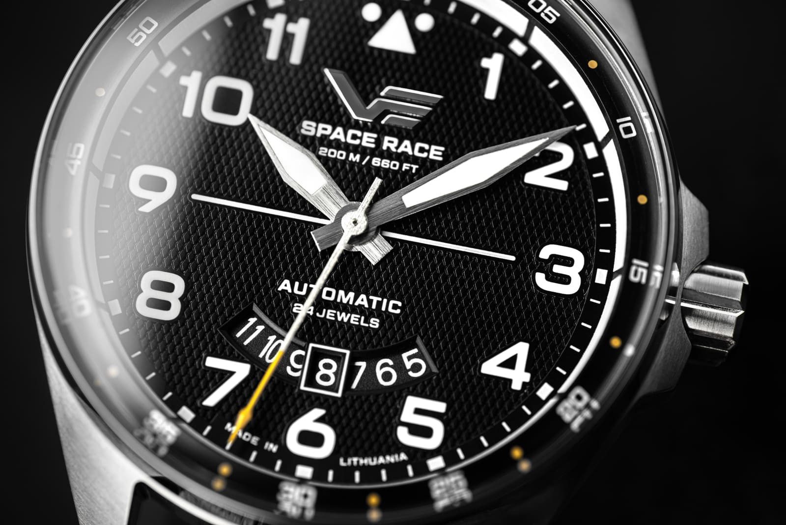 Vostok Europe Automatikuhr Space Race 325A745-B, 47 mm – Herrenuhr mit schwarzem Zifferblatt, & Milanaise-Edelstahlband