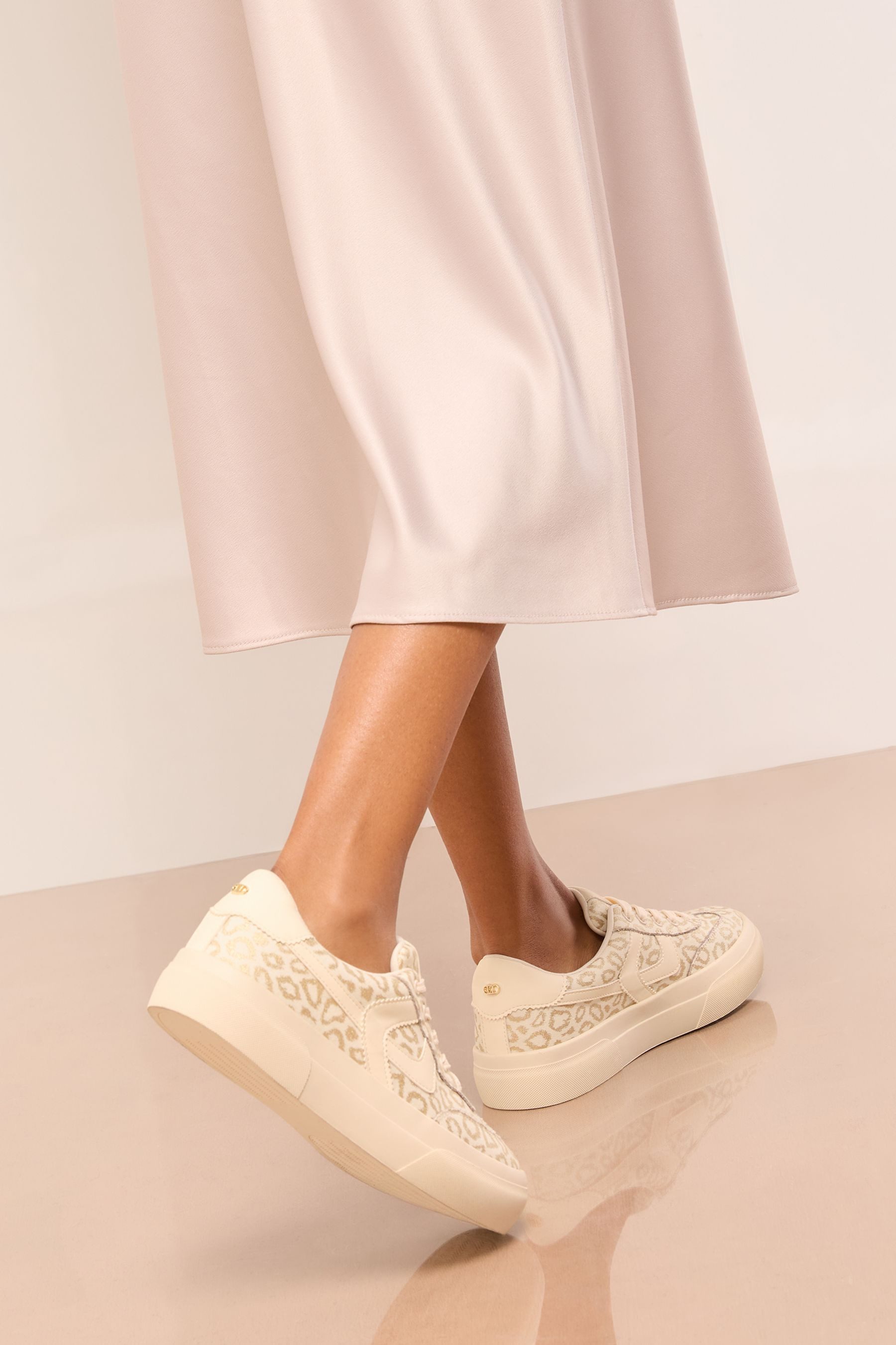 LIPSY Lipsy klobige, sportliche Schnürsneaker aus Canvas Sneaker (1-tlg)