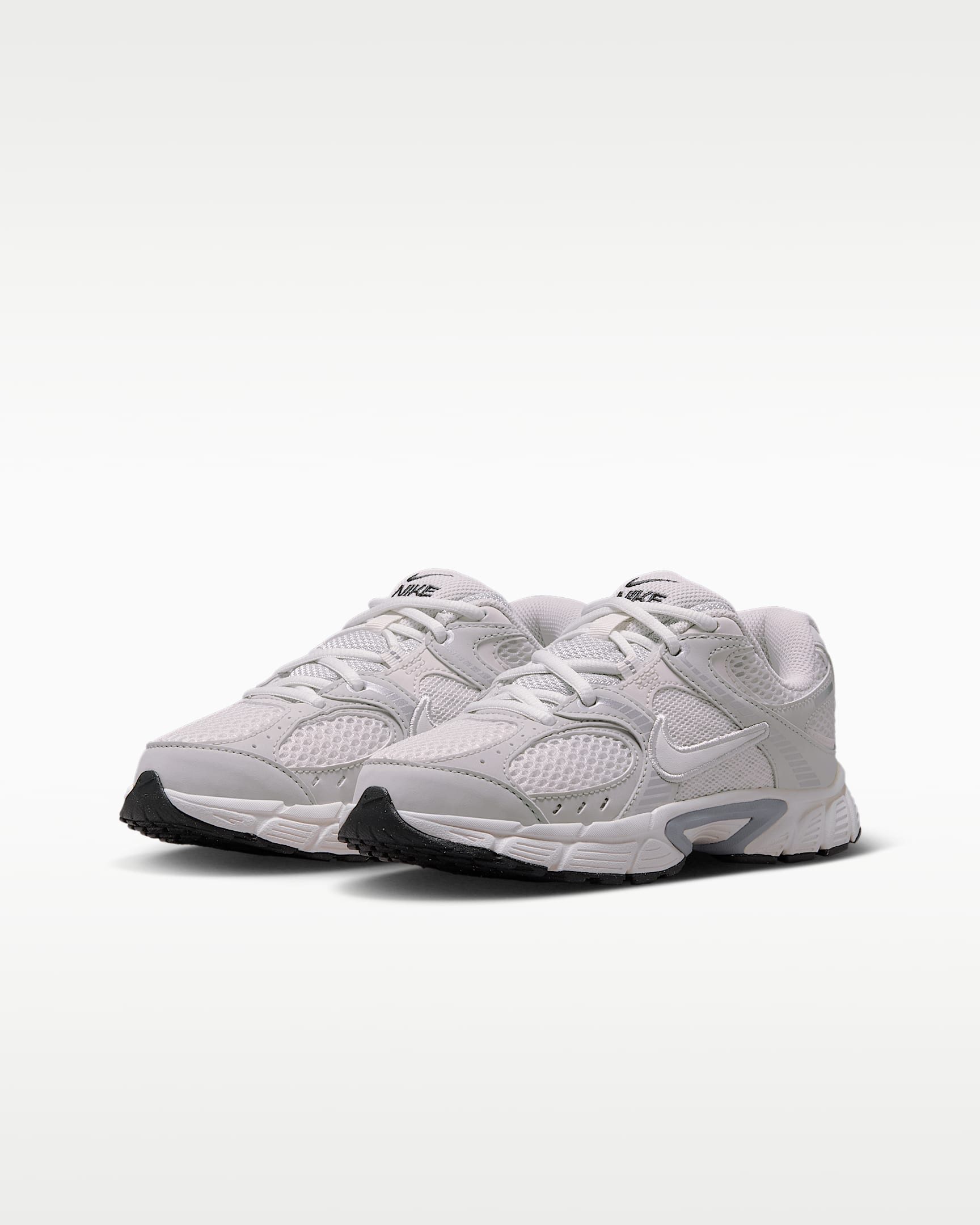 Nike Sportswear V5 RNR (GS) Sneaker (für Jugendliche) inspiriert vom Design des Y2K Nike Vomero 5