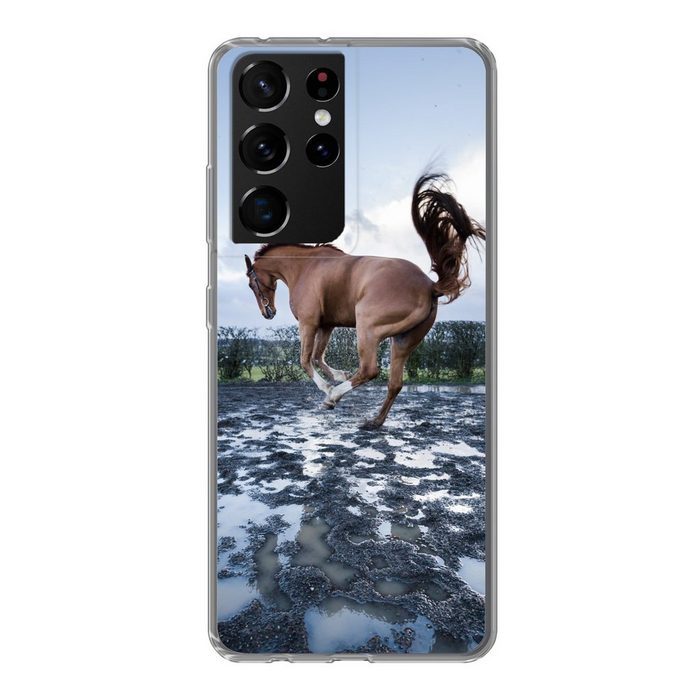 MuchoWow Handyhülle Ein bockendes Pferd in den Pfützen Phone Case Handyhülle Samsung Galaxy S21 Ultra Silikon Schutzhülle