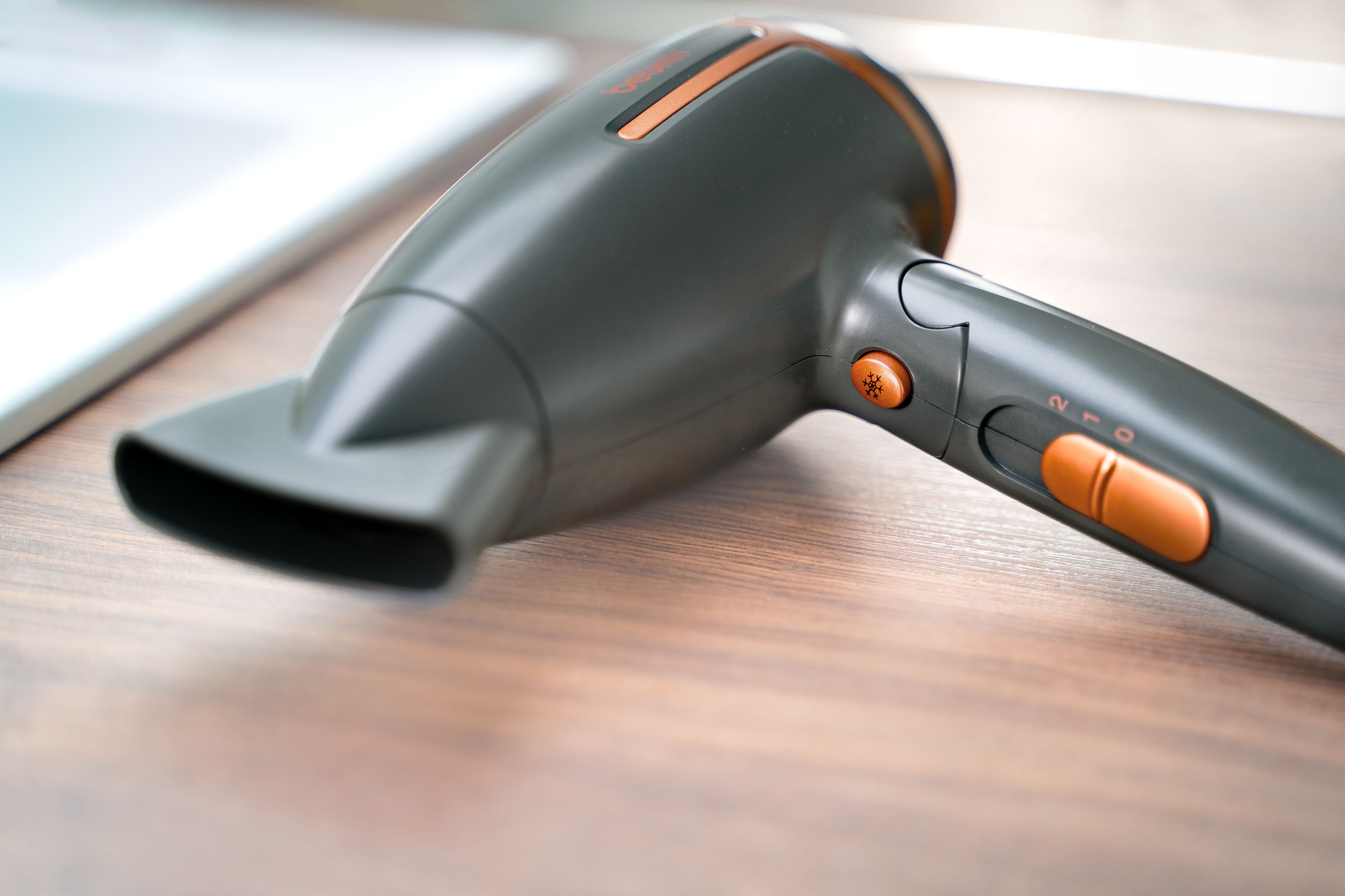 BEURER Reisehaartrockner HC 25, klappbarer Reiseföhn mit Ionen-Technologie, 1600 W, Spannungsumschaltung: 100-240 Volt, zur weltweiten Nutzung geeignet