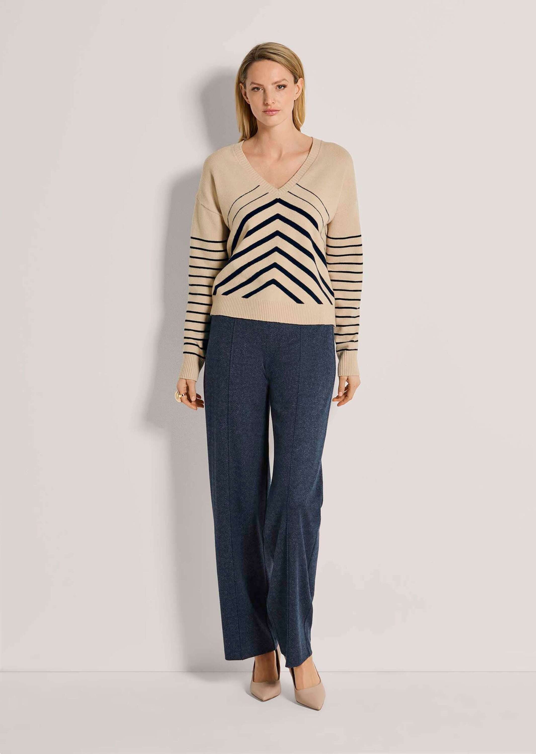 MADELEINE Strickpullover Sportiver Strickpullover mit Streifen Klassischer V-Ausschnitt, überlappende Schultern & Rippbündchen