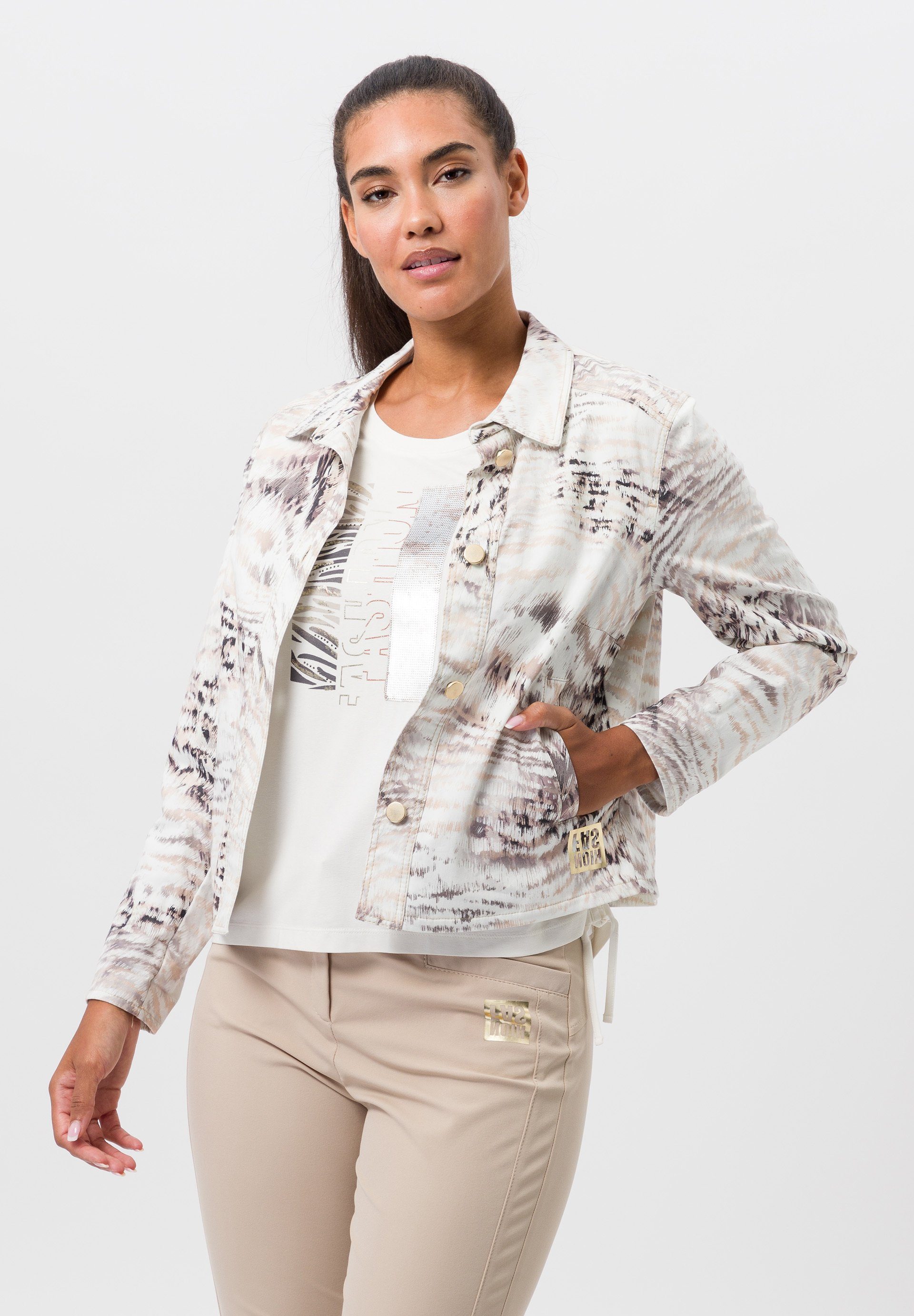 Kurzjacke mit dekorativen Metallknöpfen