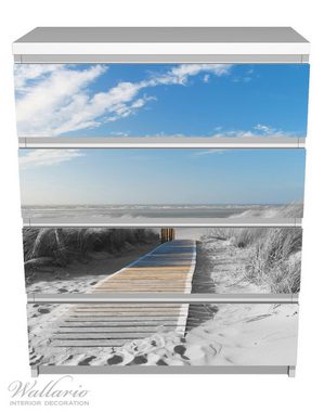 Wallario Möbelfolie Auf dem Holzweg zum Strand in schwarz-weiß Optik