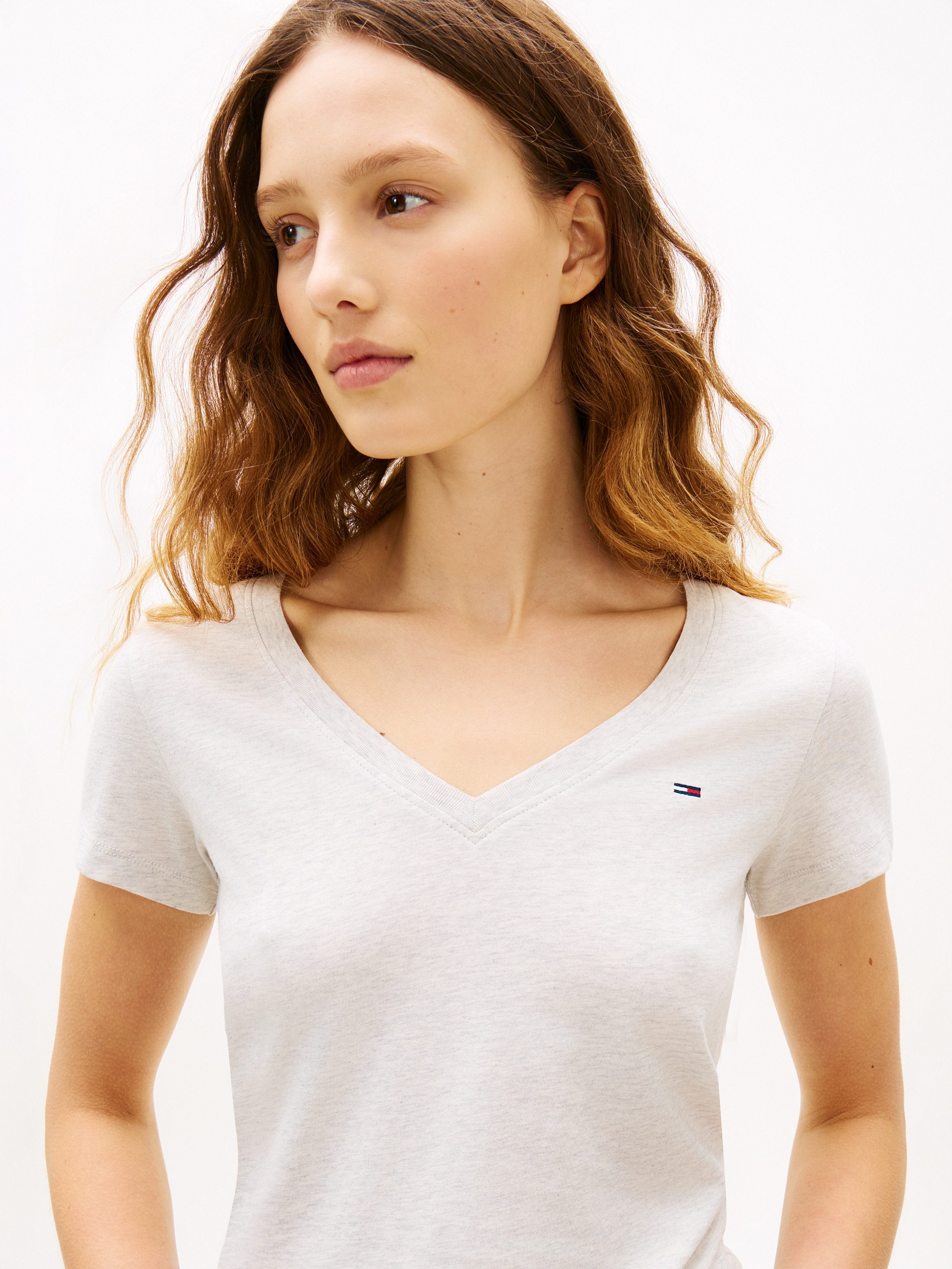 Tommy Jeans Kurzarmshirt TJW SLIM V-NECK TEE mit Logo-Stickerei