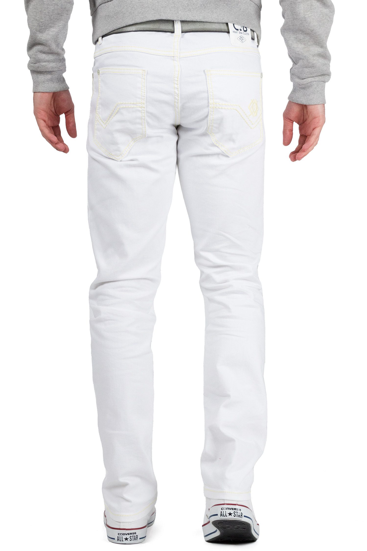 Cipo & Baxx Regular-fit-Jeans Herren Regular Fit Hose Mid Waist BA-CD319C (1-tlg) in Weiß mit Beigen Kontrastnähten