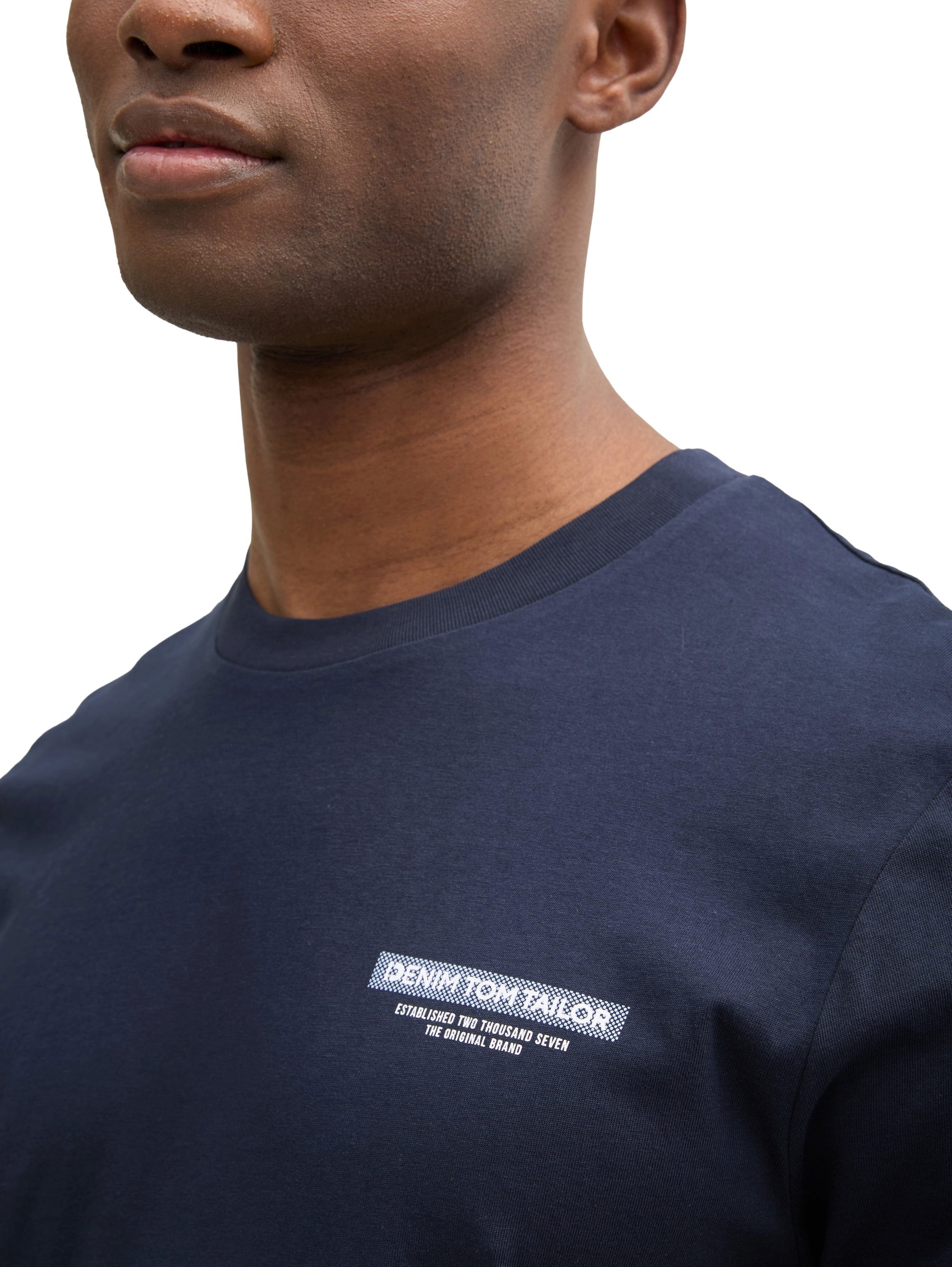 TOM TAILOR Denim Rundhalsshirt mit verschiedenen Logo Prints – Bild 3 von 5