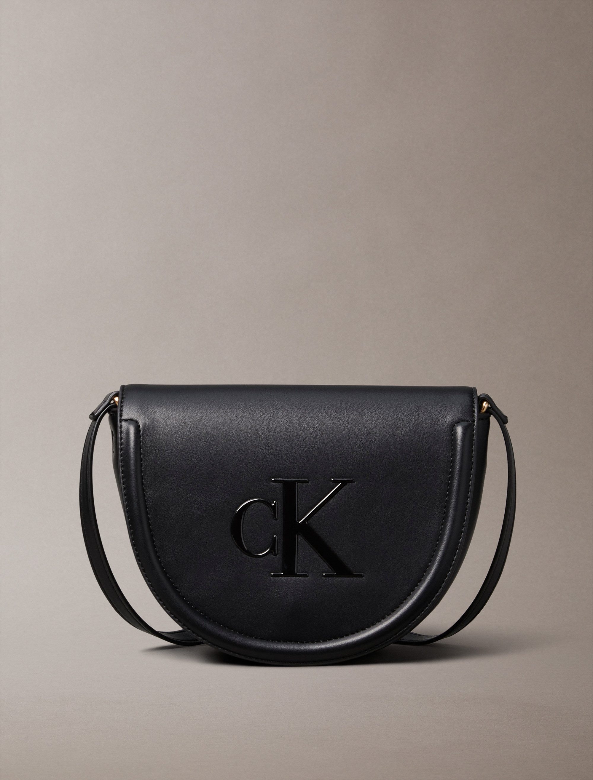 Calvin Klein Umhängetasche RAISED CK SADDLE CROSSBODY, Damen Schultertasche, Handtasche, Abendtasche mit CK-Logo