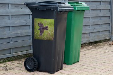 MuchoWow Wandsticker Ein Falke auf der Jagd nach seiner Beute (1 St), Mülleimer-aufkleber, Mülltonne, Sticker, Container, Abfalbehälter