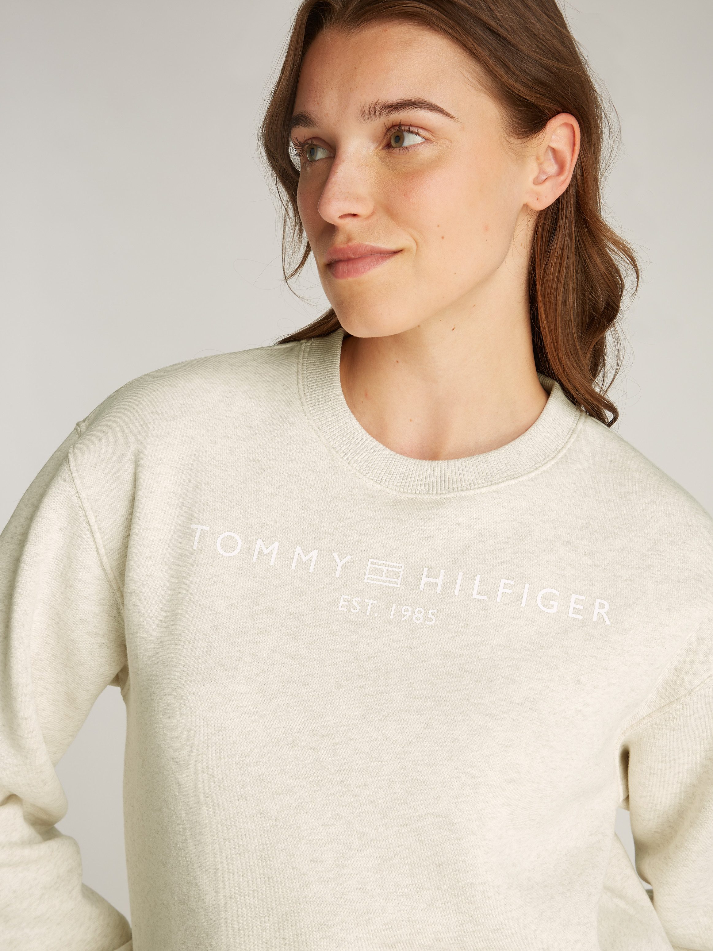 Tommy Hilfiger Sweatshirt MDRN REG CORP LOGO C-NK SWTSHRT mit Logoschriftzug – Bild 3 von 5
