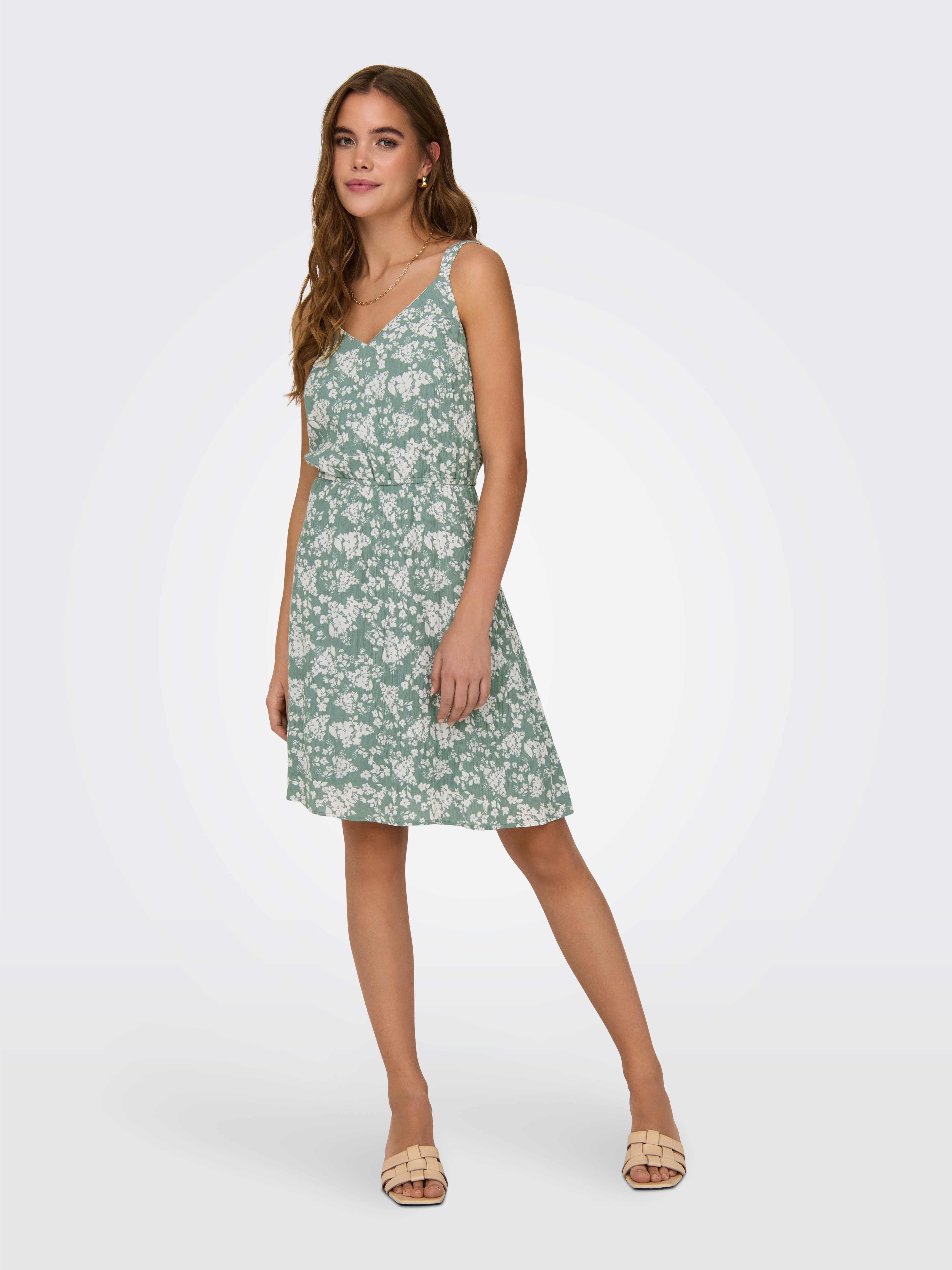 ONLY Trägerkleid ONLKARMEN LIFE S/L SHORT DRESS WVN NOOS Viskose, regular fit, V-Ausschnitt