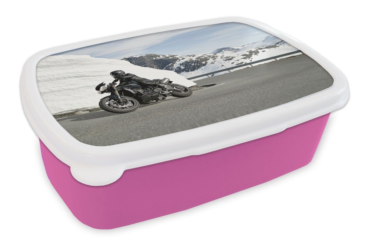 den Bergen, verschneiten MuchoWow Brotbox Brotdose Kunststoff Snackbox, Erwachsene, für Motorrad Kinder, Ein rosa (2-tlg), Lunchbox Mädchen, Kunststoff, in
