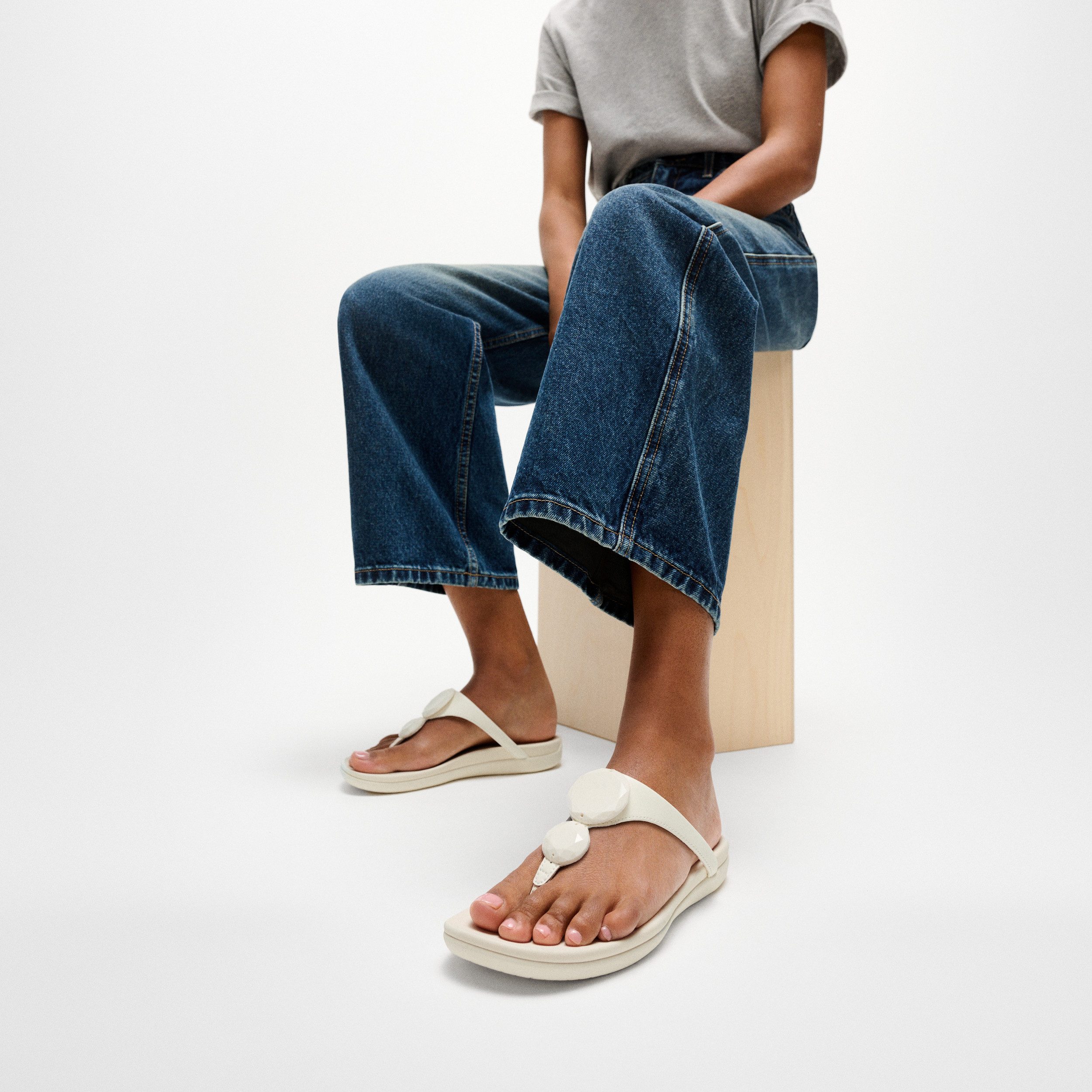 Fitflop SOLAY GLOSSY-DISC TOE-POST SANDALS Zehentrenner Dianette, Sommerschuh mit Metallic Detail
