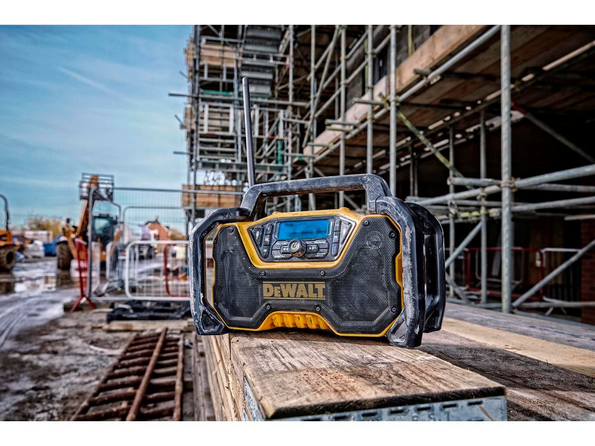 DeWalt Akku- und Netz Kompakt Baustellenradio (Digitalradio (DAB), FM-Tuner, ohne Akku und Ladegerät, mit Netzanschluss, Bluetooth)
