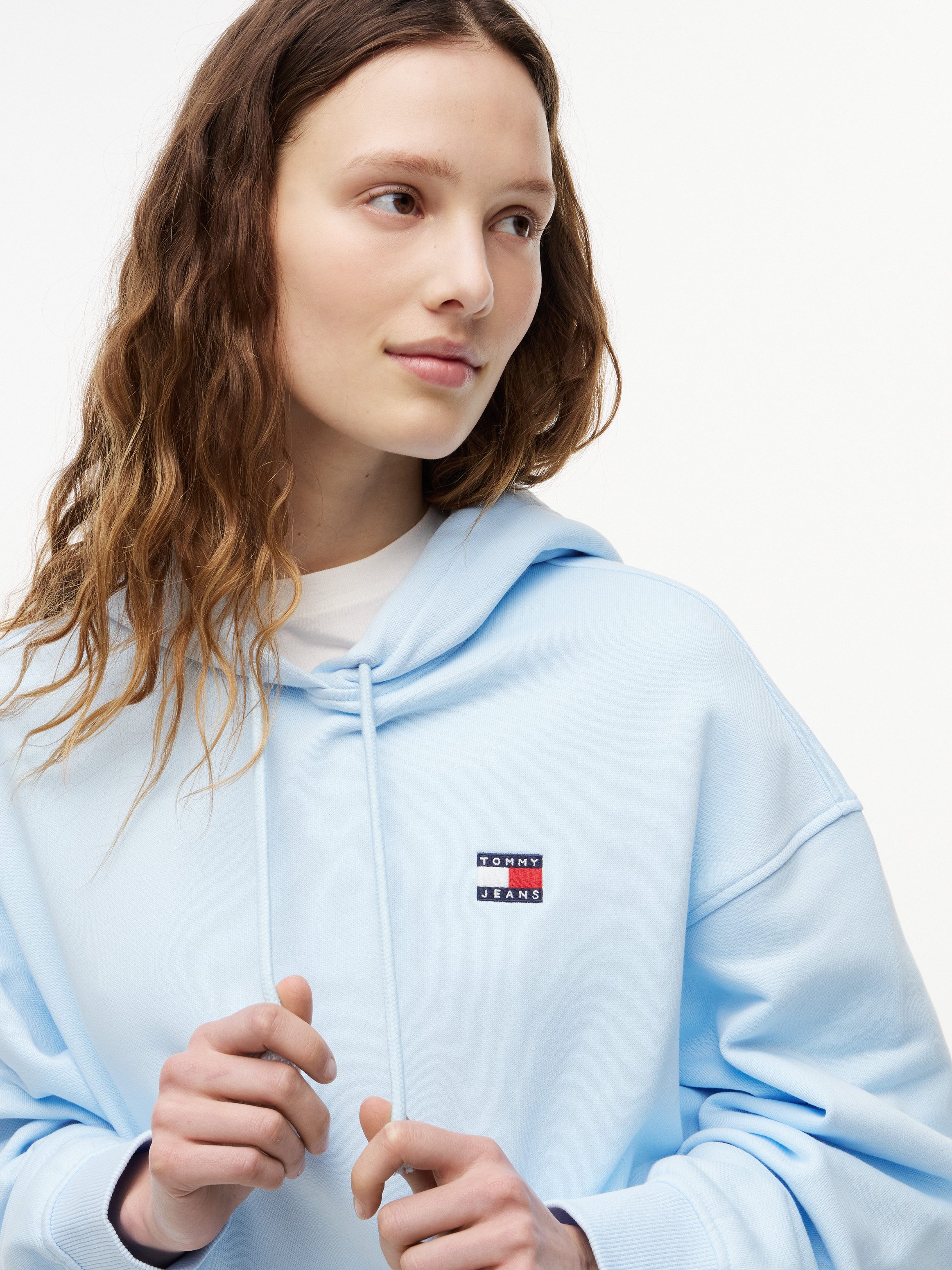 Tommy Jeans Kapuzensweatshirt TJW BXY BADGE HOODIE EXT mit Logo-Badge
