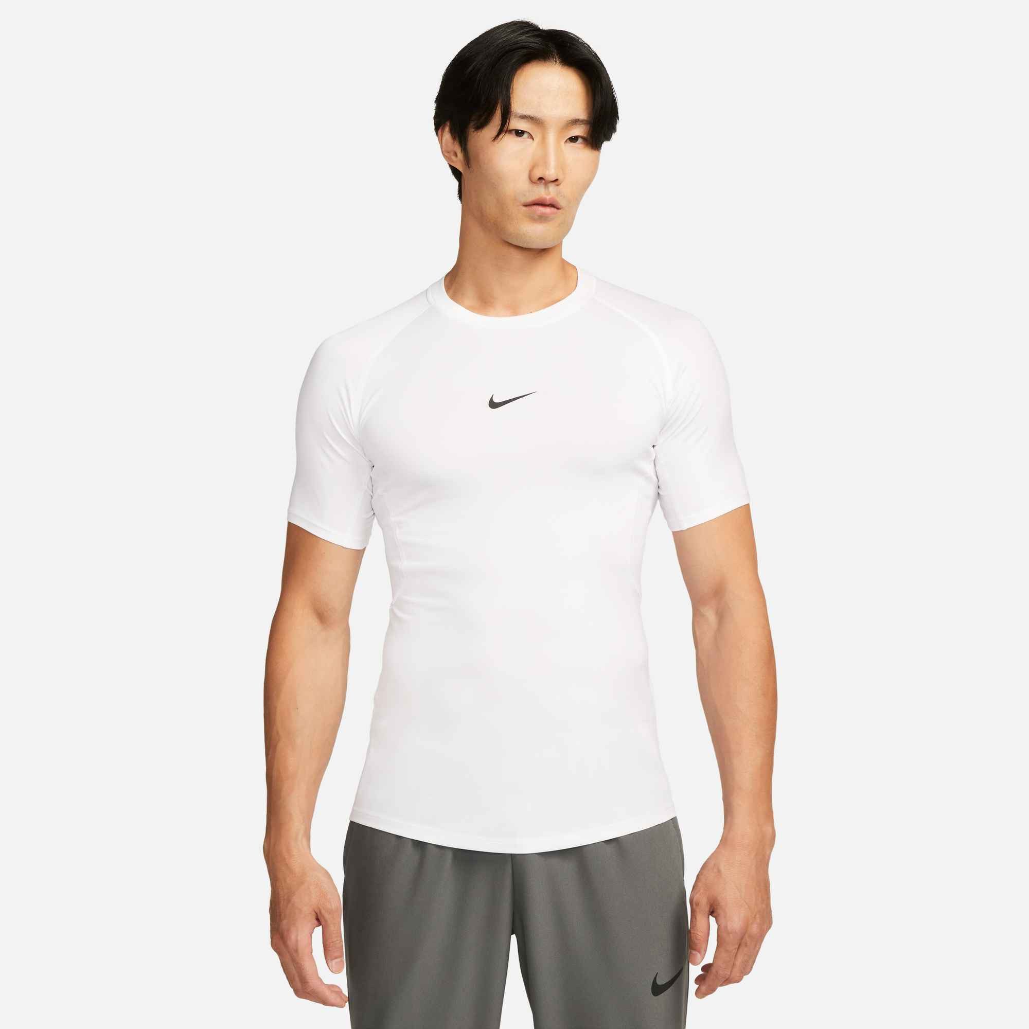 Nike Trainingsshirt M NP DF TIGHT TOP SS eng anliegender Schnitt, atmungsaktiv, schnell trocknend, elastisch