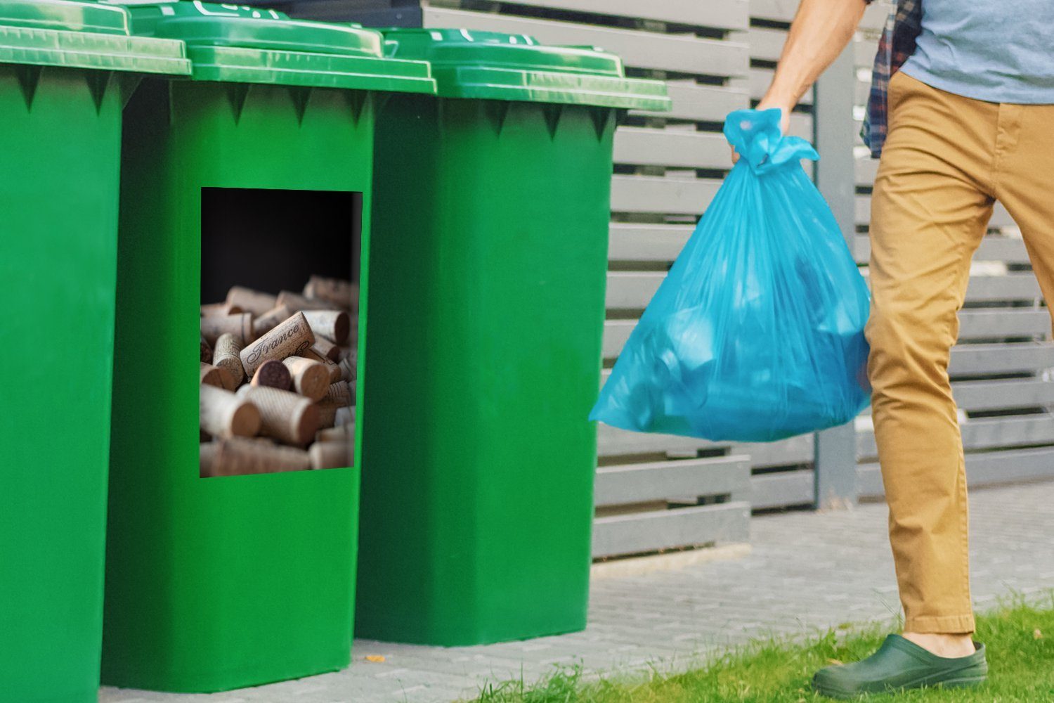 schwarzen Mülltonne, Korken vor Abfalbehälter einem Hintergrund Mülleimer-aufkleber, Container, MuchoWow St), (1 Sticker, Wandsticker