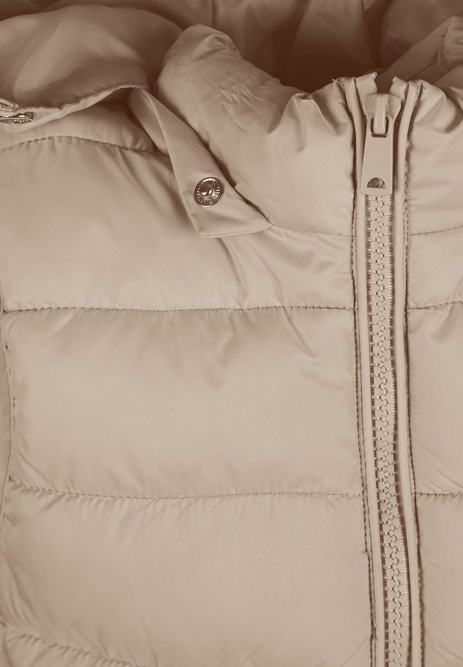 MINOTI Steppweste für Mädchen mit abnehmbarer Kapuze kleines Logo-Patch – Bild 5 von 5