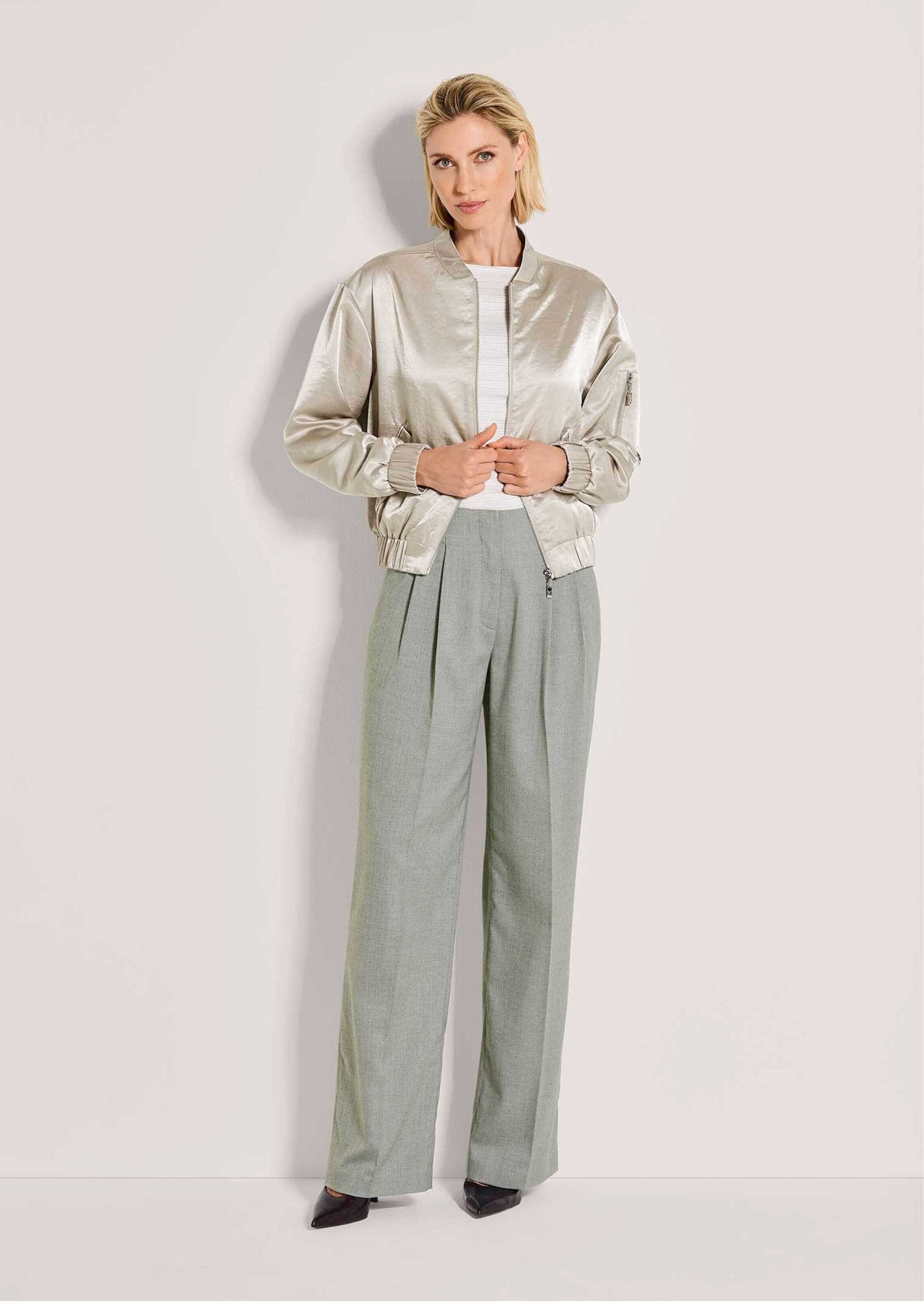 MADELEINE Outdoorjacke Elegante Glanzjacke mit Stehbund Freizeitjacke mit Reißverschluss, Pattentaschen und Langarm