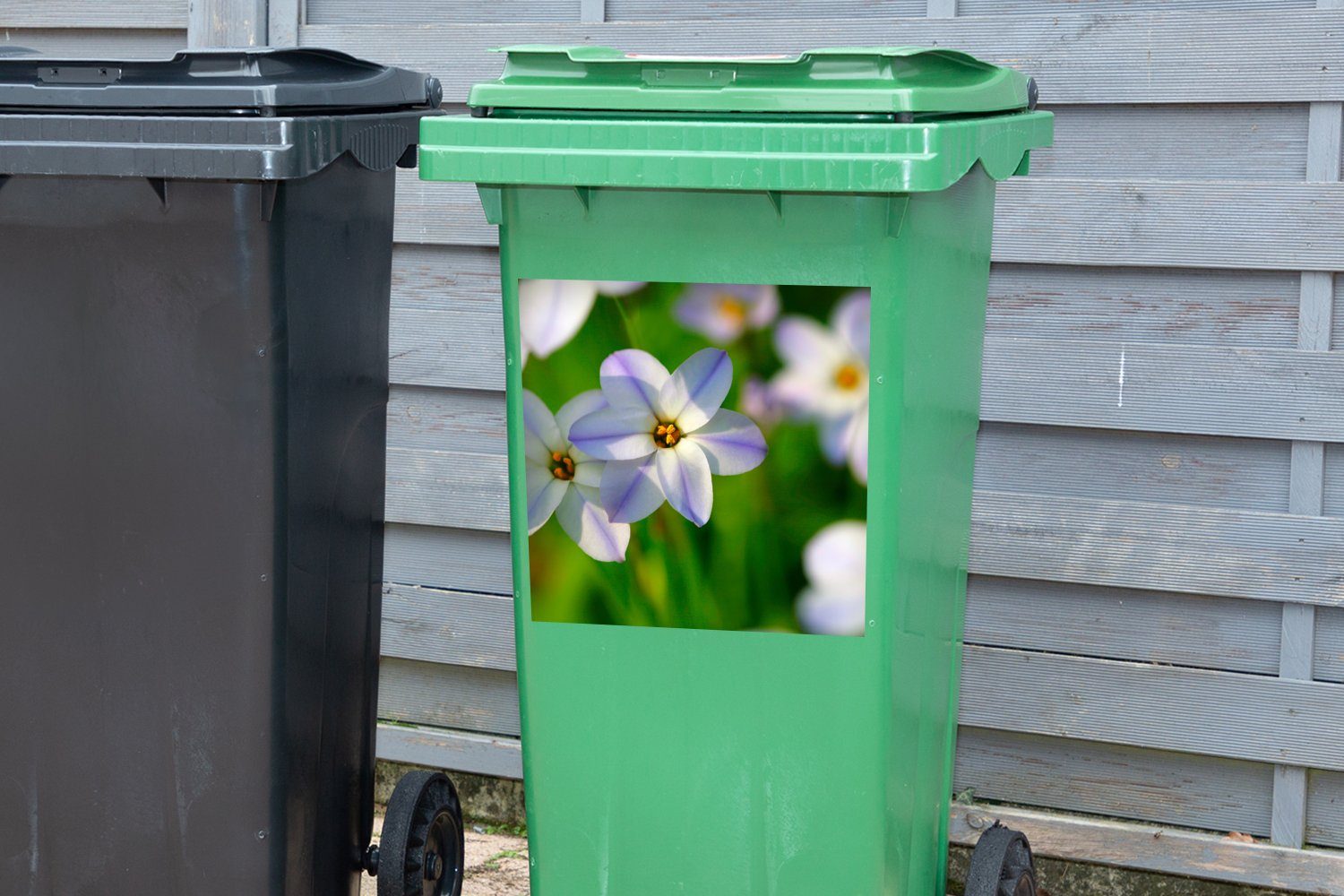 Blumen Mülltonne, Sticker, Container, MuchoWow Wandsticker Mülleimer-aufkleber, - Abfalbehälter Garten Lila (1 St), -
