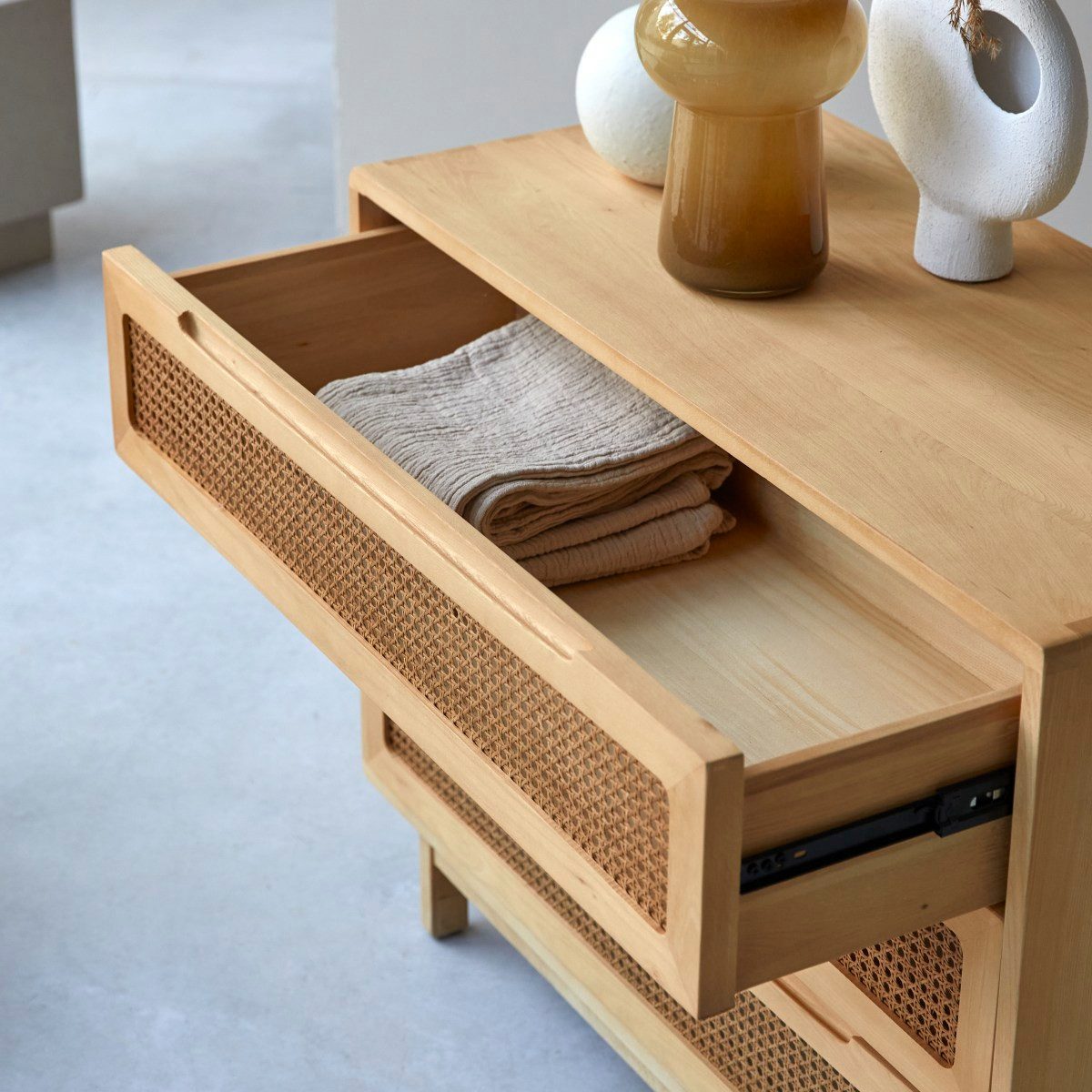 Tikamoon Kommode Kommode Luis aus massivem Ulmenholz und Rattangeflecht