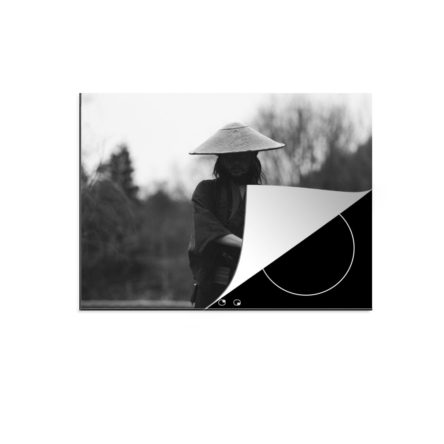 MuchoWow Herdblende-/Abdeckplatte Schwarz-Weiß-Foto eines Samurai, der nach seinem Schwert greift, Vinyl, (1 tlg), 71x52 cm, Induktionskochfeld Schutz für die küche, Ceranfeldabdeckung