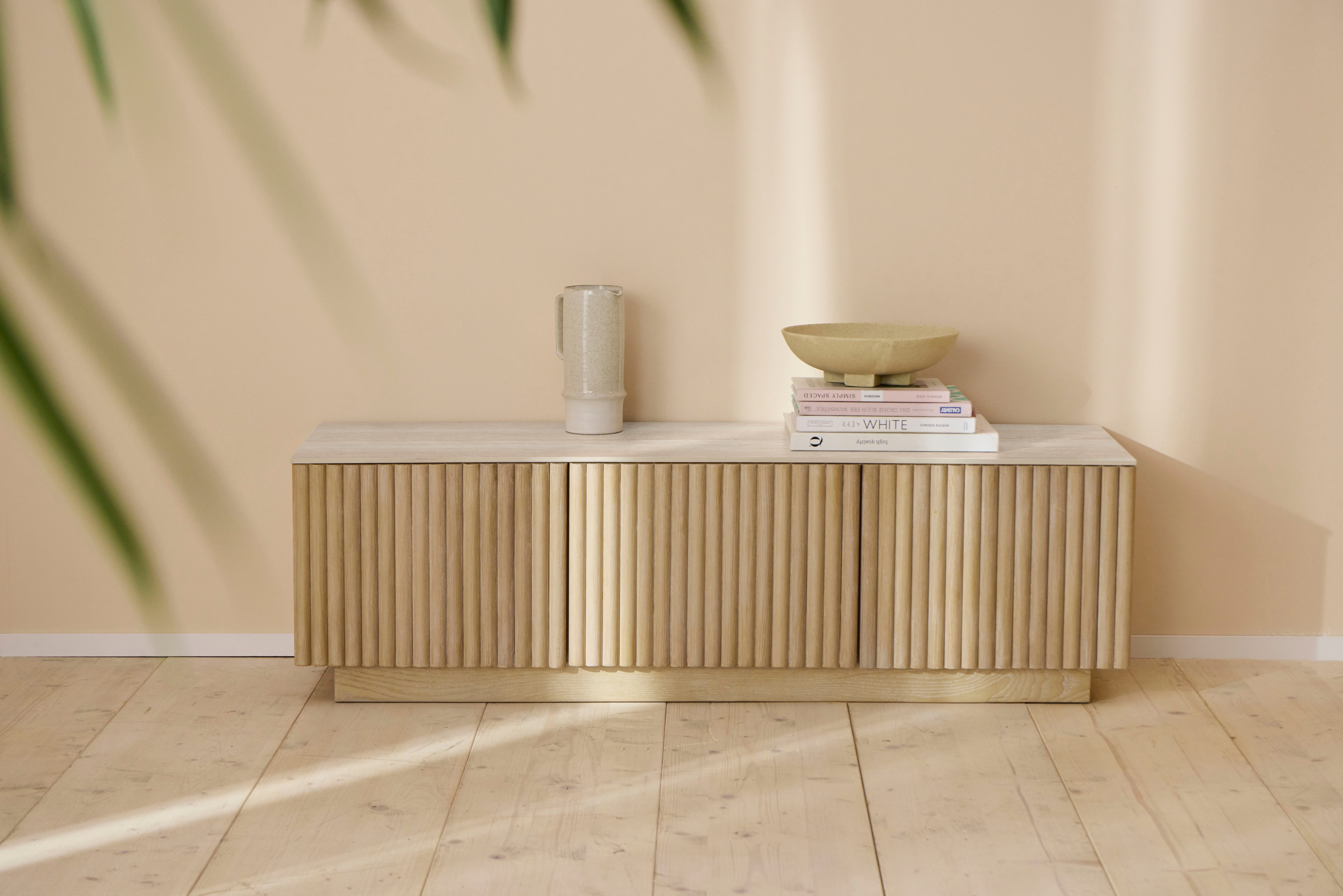homsy by Ana Johnson TV-Schrank Solva Holzoptik aus Esche, geriffelte Front, Keramikplatte, Breite 138 cm