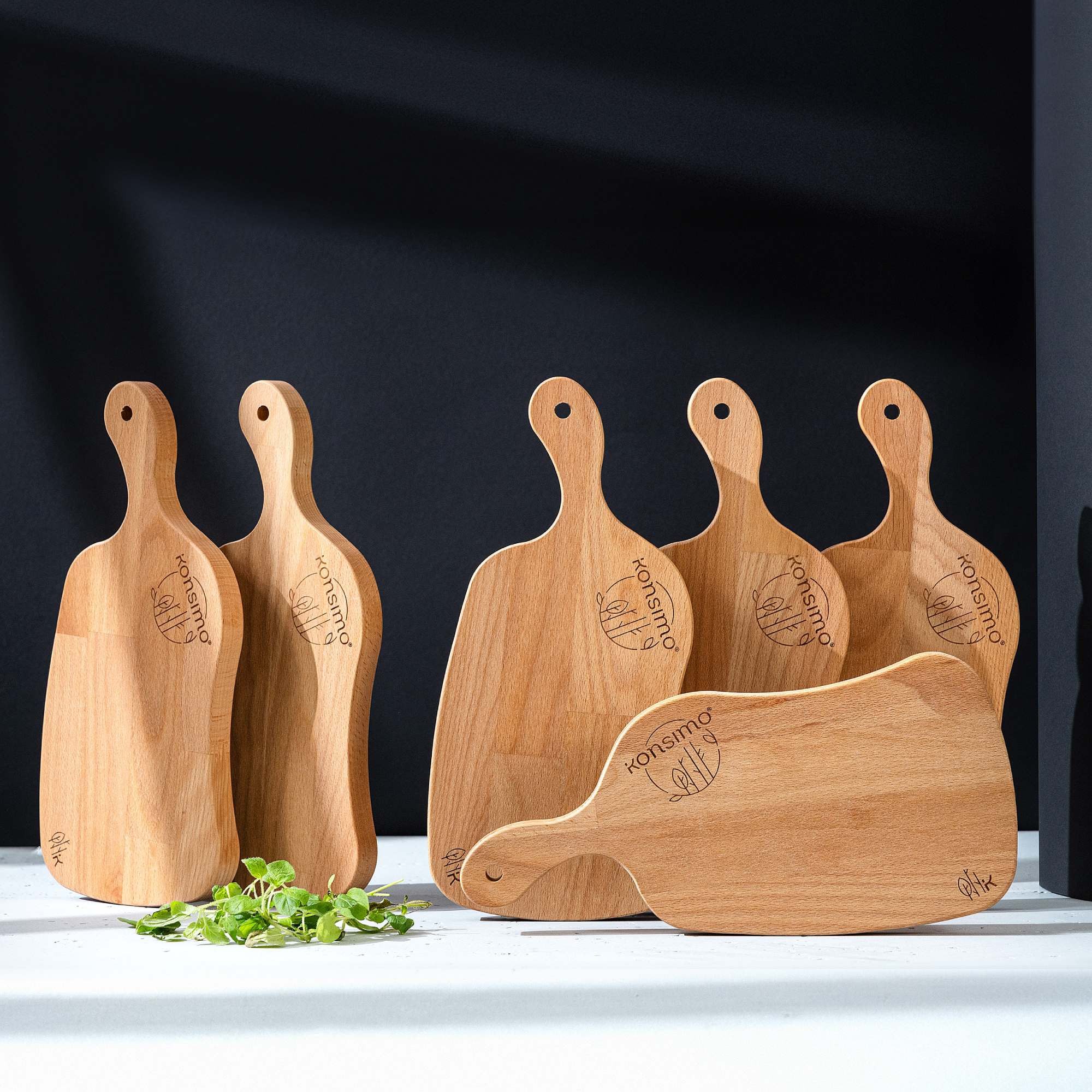 KONSIMO® Schneidebrett Premium LIVO Designschneiderbrett-Set, Massivholz, Servierbrett, Buchenholz, (6 Stück, Maße: 33x2x15,5 cm, 6-St), hergestellt in der EU, 6-er Set, mit Griff, praktisch Set