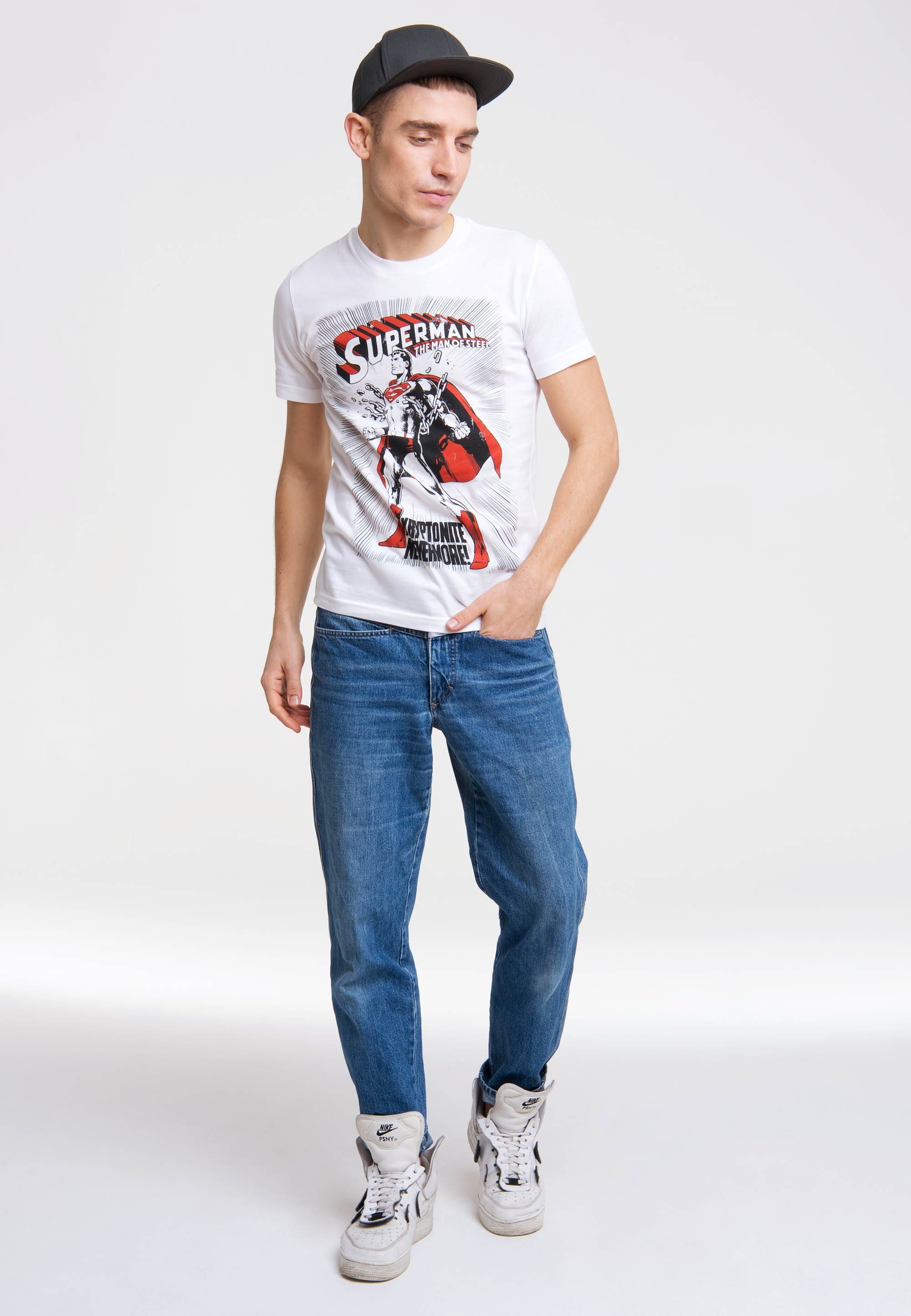 In mit Easy-Fit-Passform Frontdruck, SUPERMAN coolem mit LOGOSHIRT stilvollem KRYPTONITE T-Shirt Rundhalsausschnitt