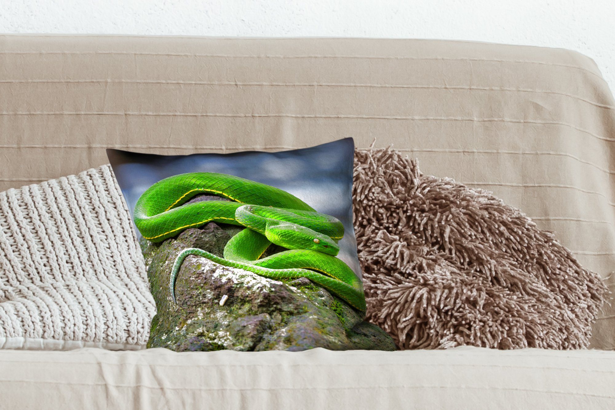 MuchoWow Dekokissen Grüne Füllung Stein, für Schlafzimmer, Sofakissen Wohzimmer, mit Deko, Zierkissen Schlange auf