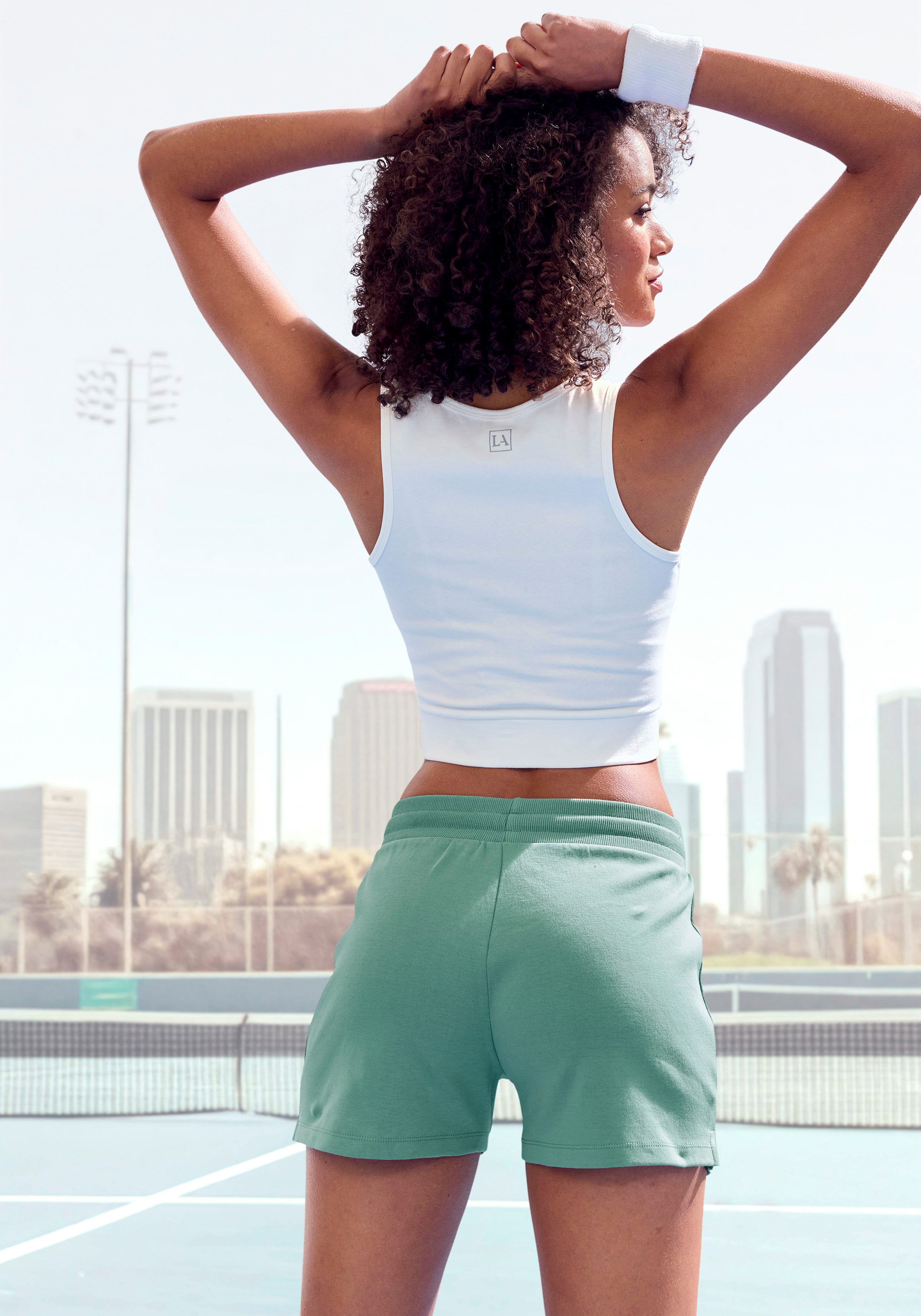 LASCANA ACTIVE Shorts, mit kleinen Seitenschlitzen günstig online kaufen