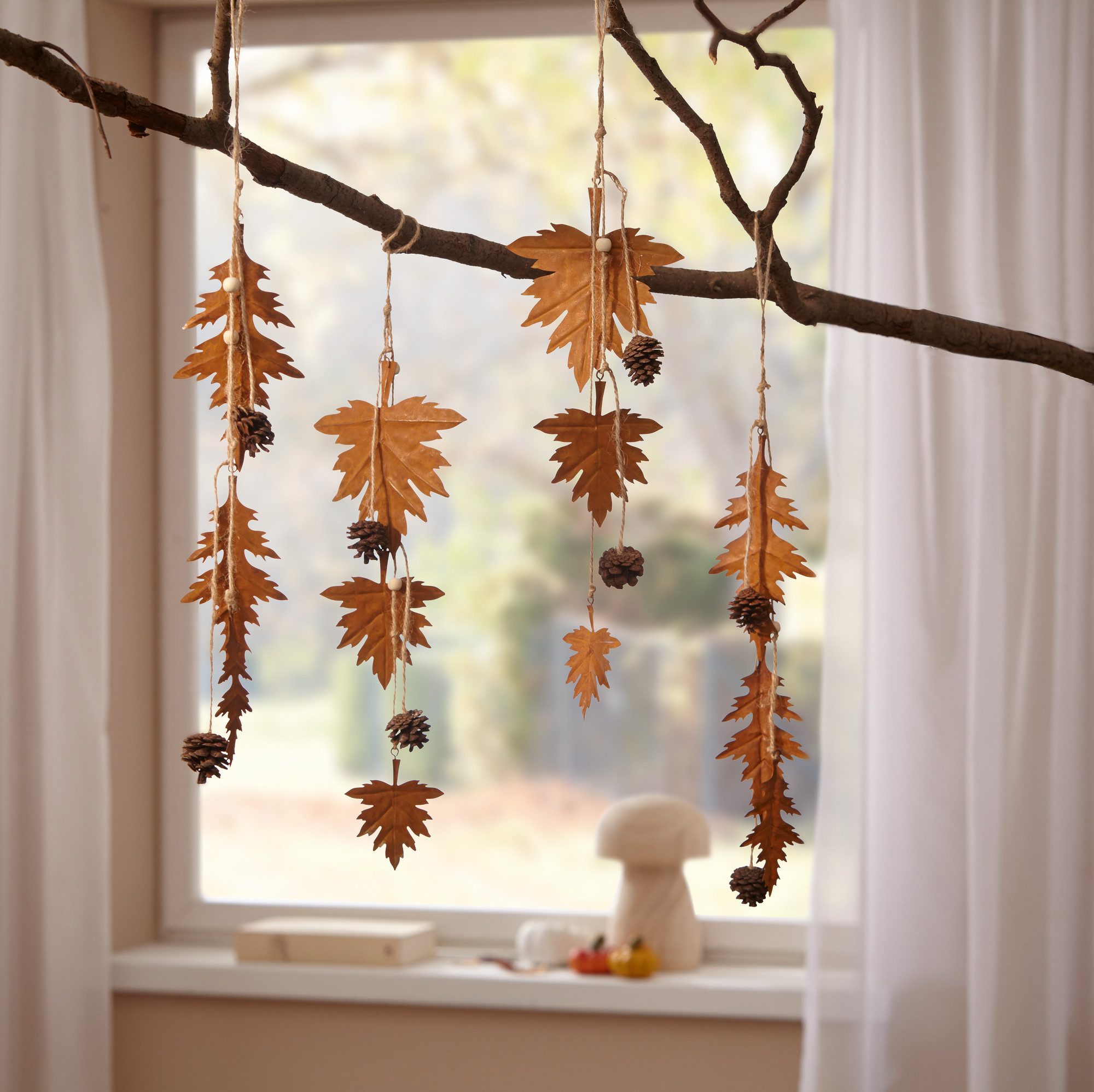 Dekoleidenschaft Dekohänger "Herbstblätter" aus Metall in Rost-Optik, 45 cm hoch, Herbstdeko (4er Set), verziert mit Naturzapfen und Holzperlen, Hängedeko, Girlande
