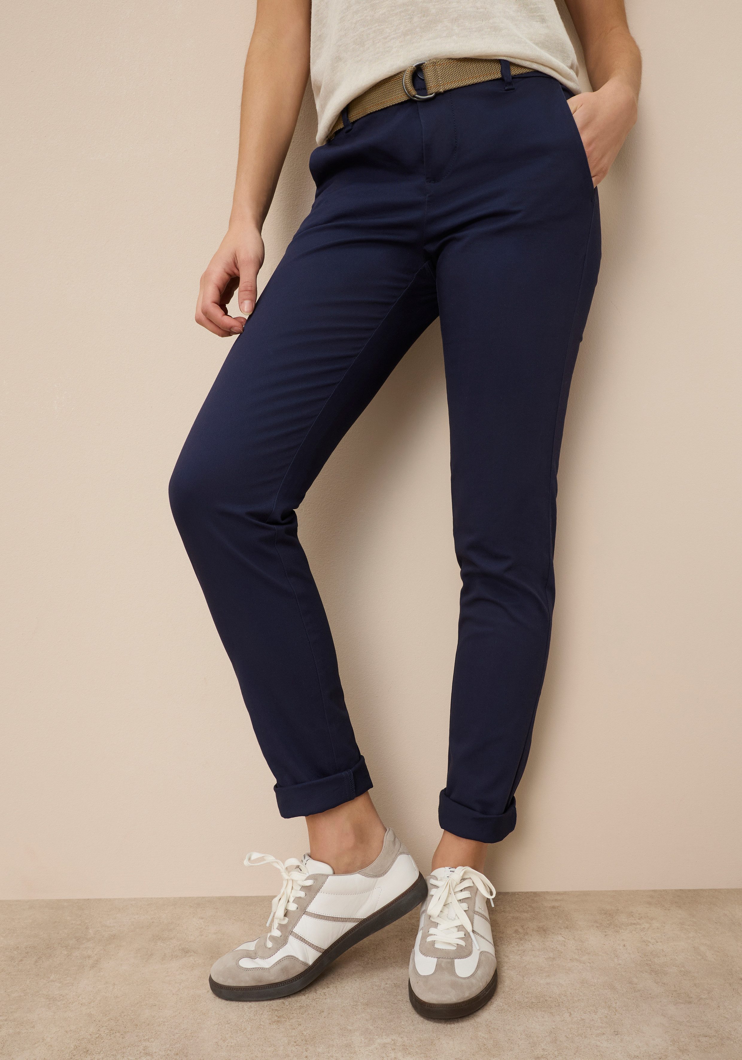 AJC Chinohose (2-tlg) in lässiger Form mit konstrastfarbendem Gürtel günstig online kaufen