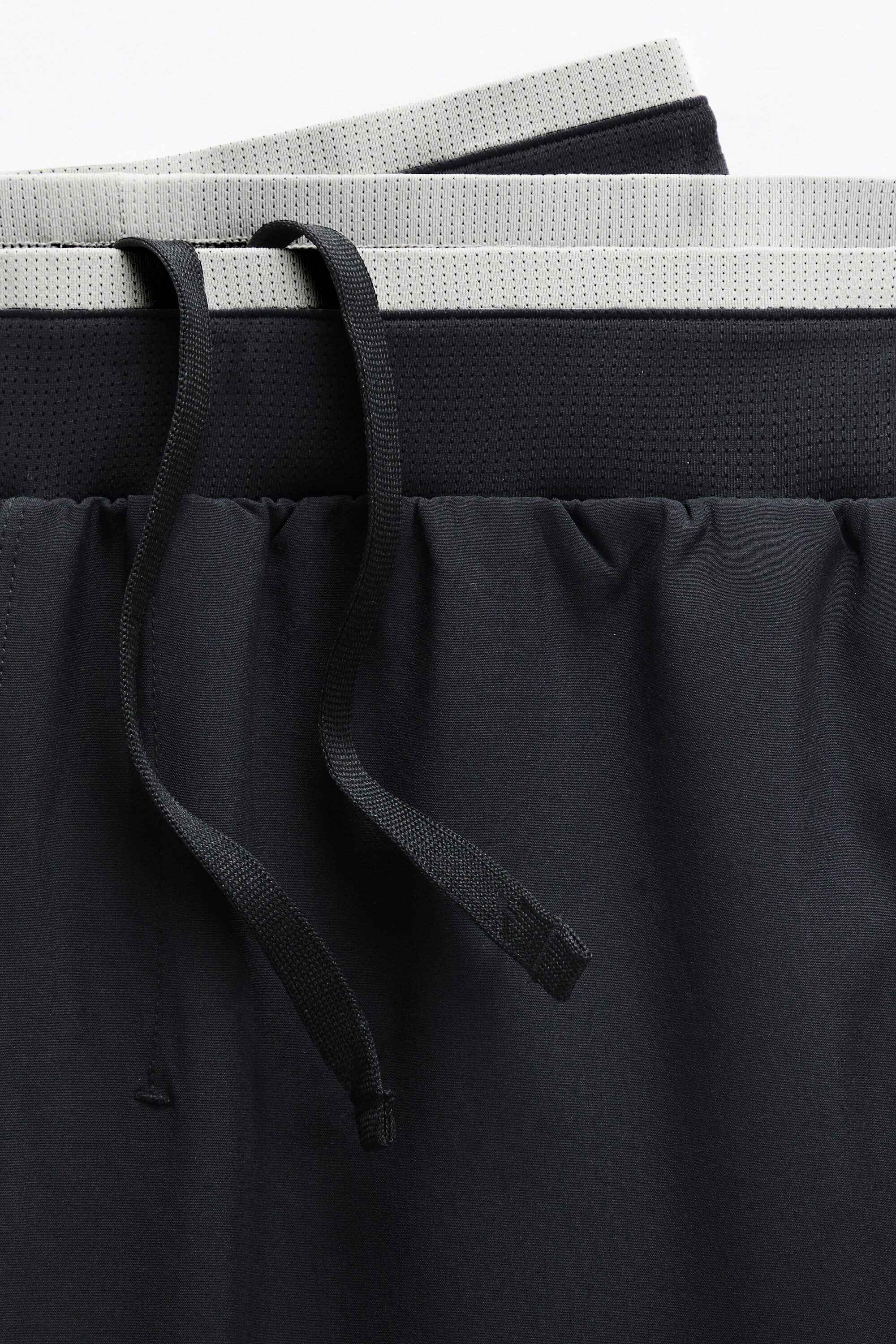 Fabletics Trainingshose The Fundamental Pant (1-tlg) aus Performance-Stoff und mit Reißverschlusstaschen