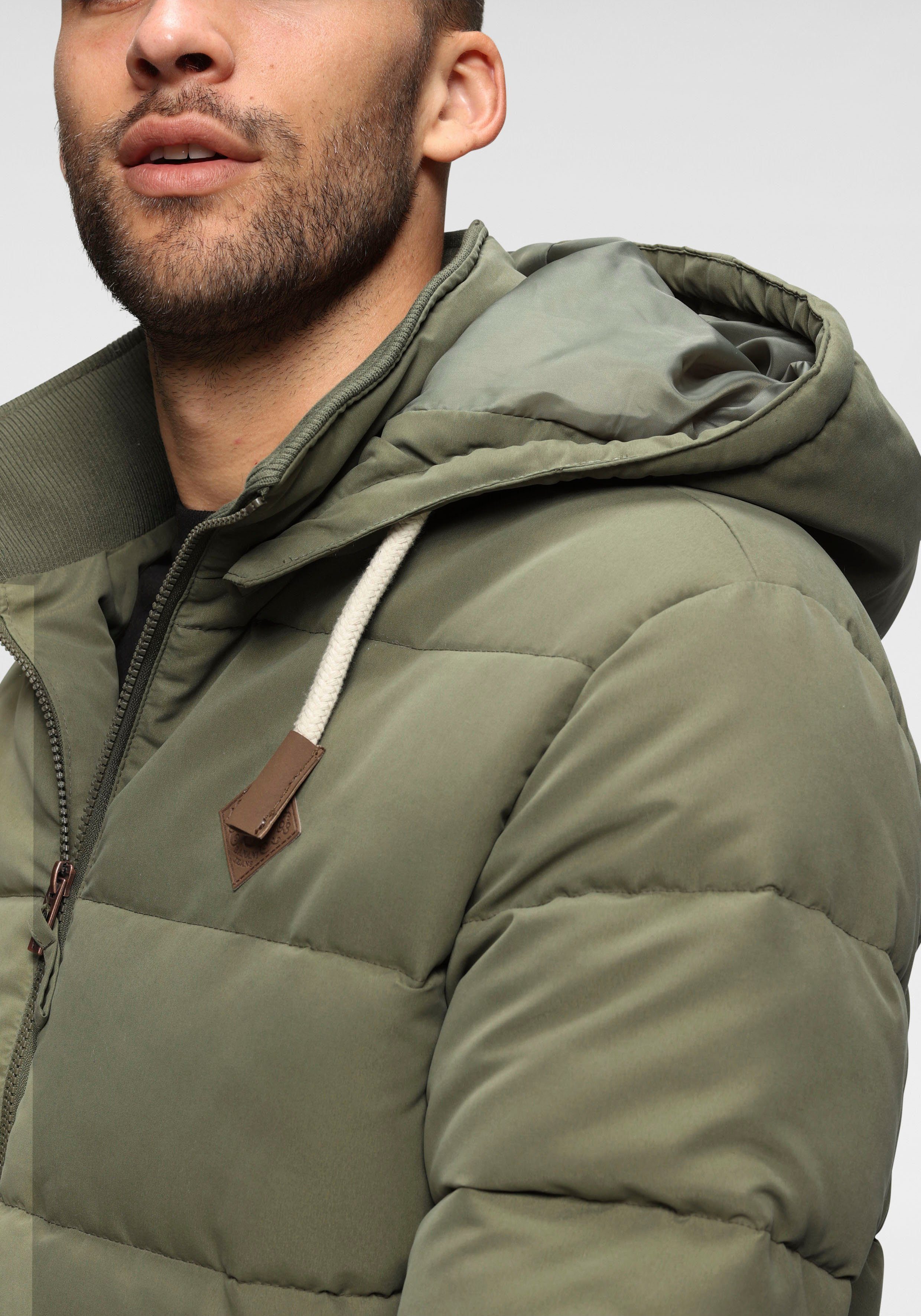 Bruno Banani Steppjacke leicht, wasserabweisend, modischer Stil, mit dekorativen Badges