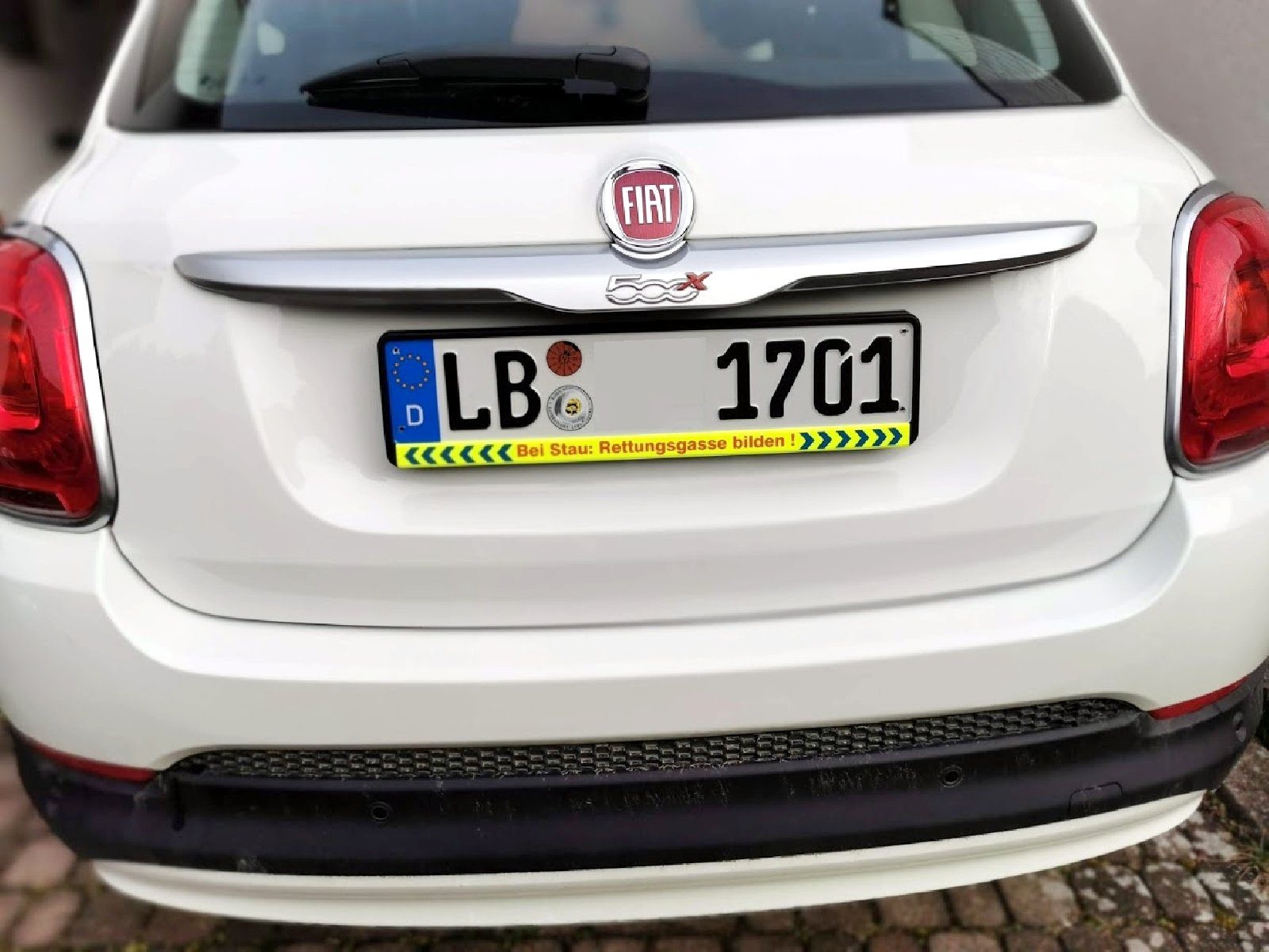 HR-IMOTION Kennzeichenhalter BEI STAU RETTUNGSGASSE BILDEN schwarz/neon Nummernschildhalter, (1-St)