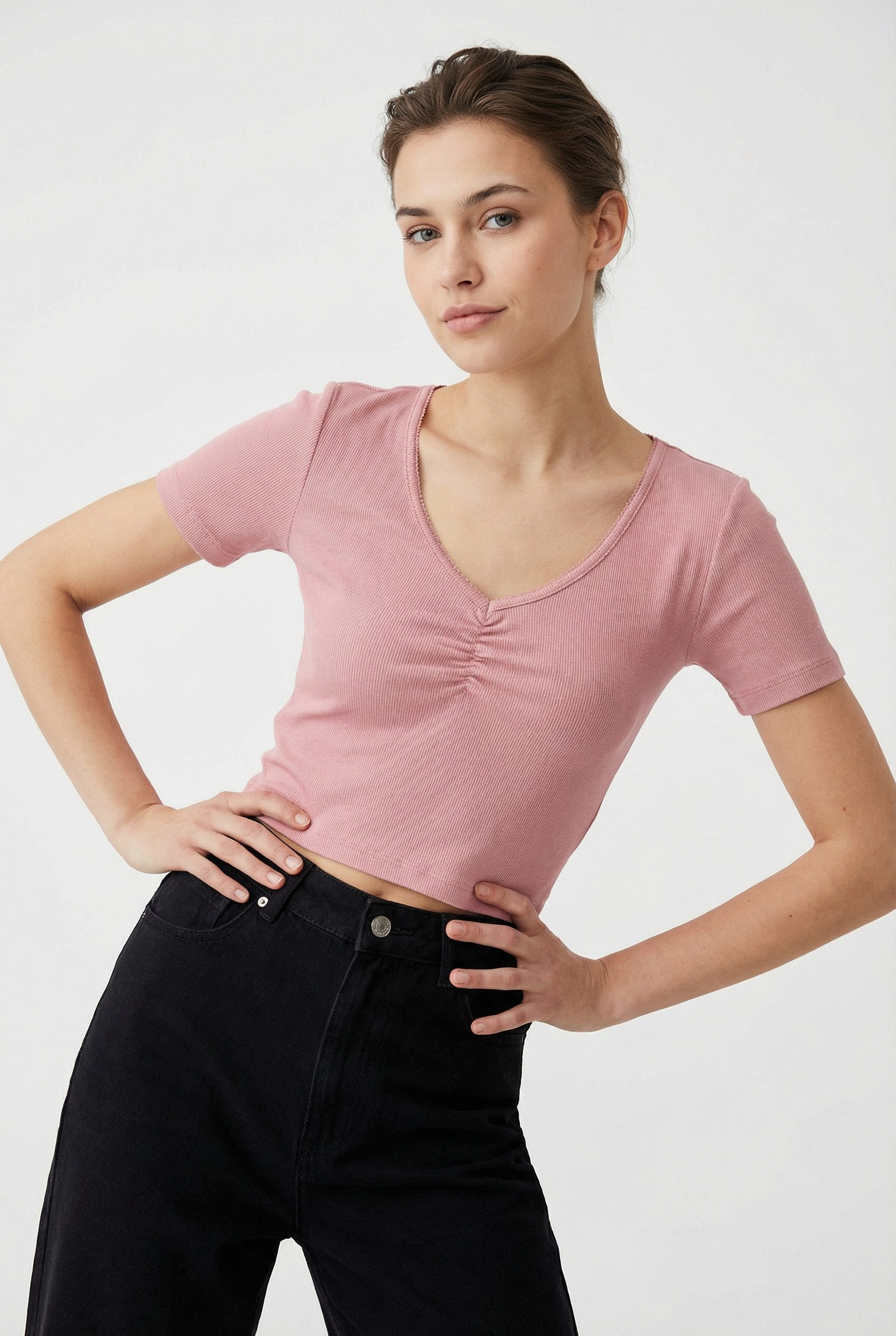 ONLY Kurzarmshirt ONLBETTY LIFE S/S SCALLOP V-NECK CC JRS mit Raffung am Ausschnitt