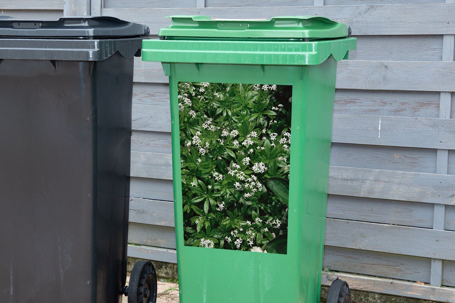 MuchoWow Wandsticker Grüne Blätter des Waldmeisters Abfalbehälter Sticker, (1 Mülleimer-aufkleber, St), Container, Mülltonne