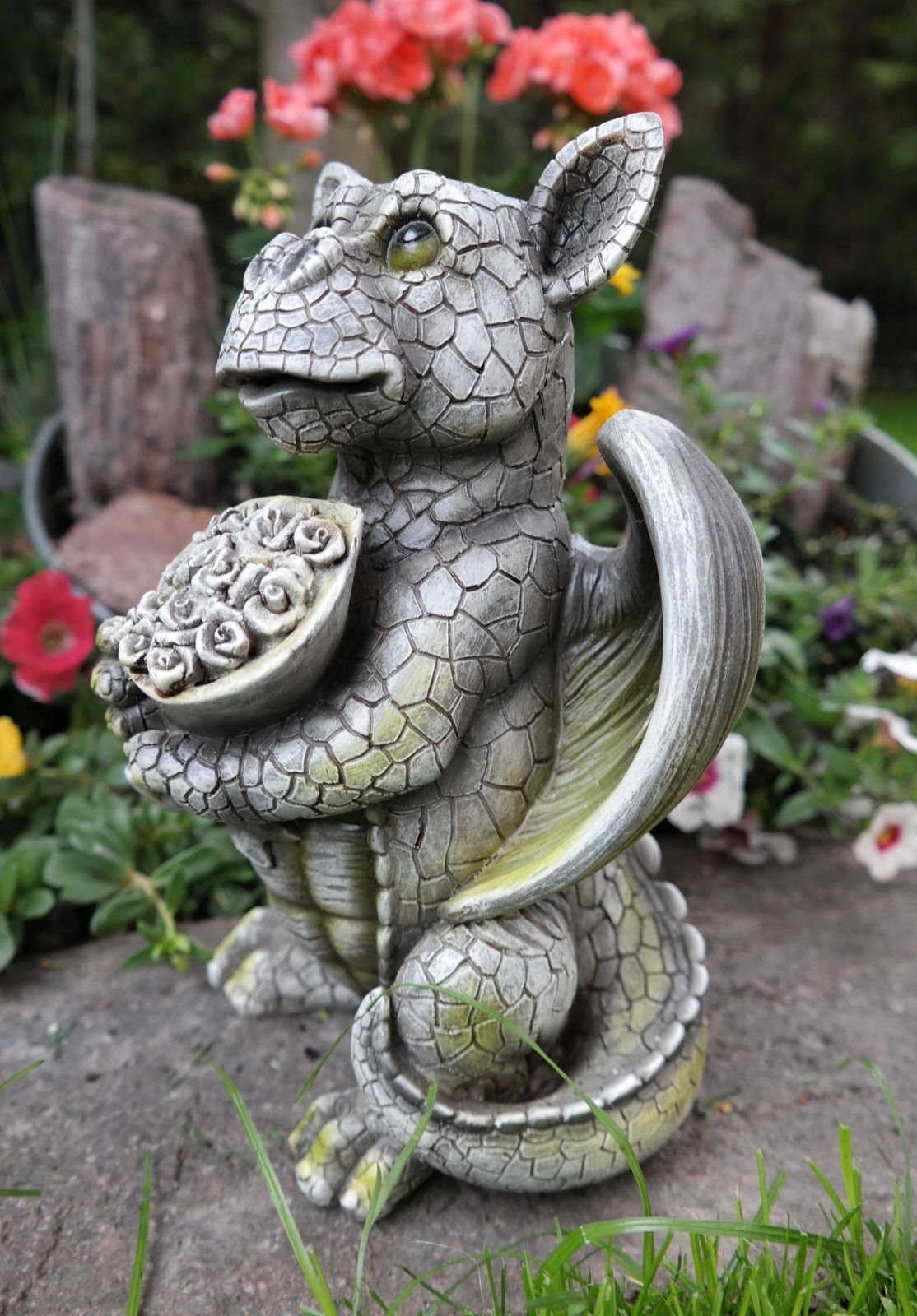 Drachenkind Kremers Blumenstrauss Gartenfigur Schatzkiste mit