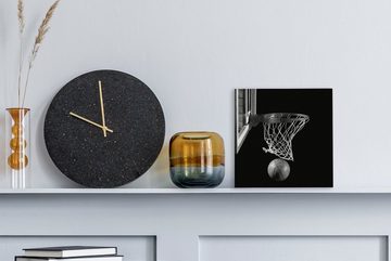 OneMillionCanvasses® Leinwandbild Ein Basketball am Korb auf einem schwarzen Hintergrund - Schwarz und, (1 St), Leinwand Bilder für Wohnzimmer Schlafzimmer