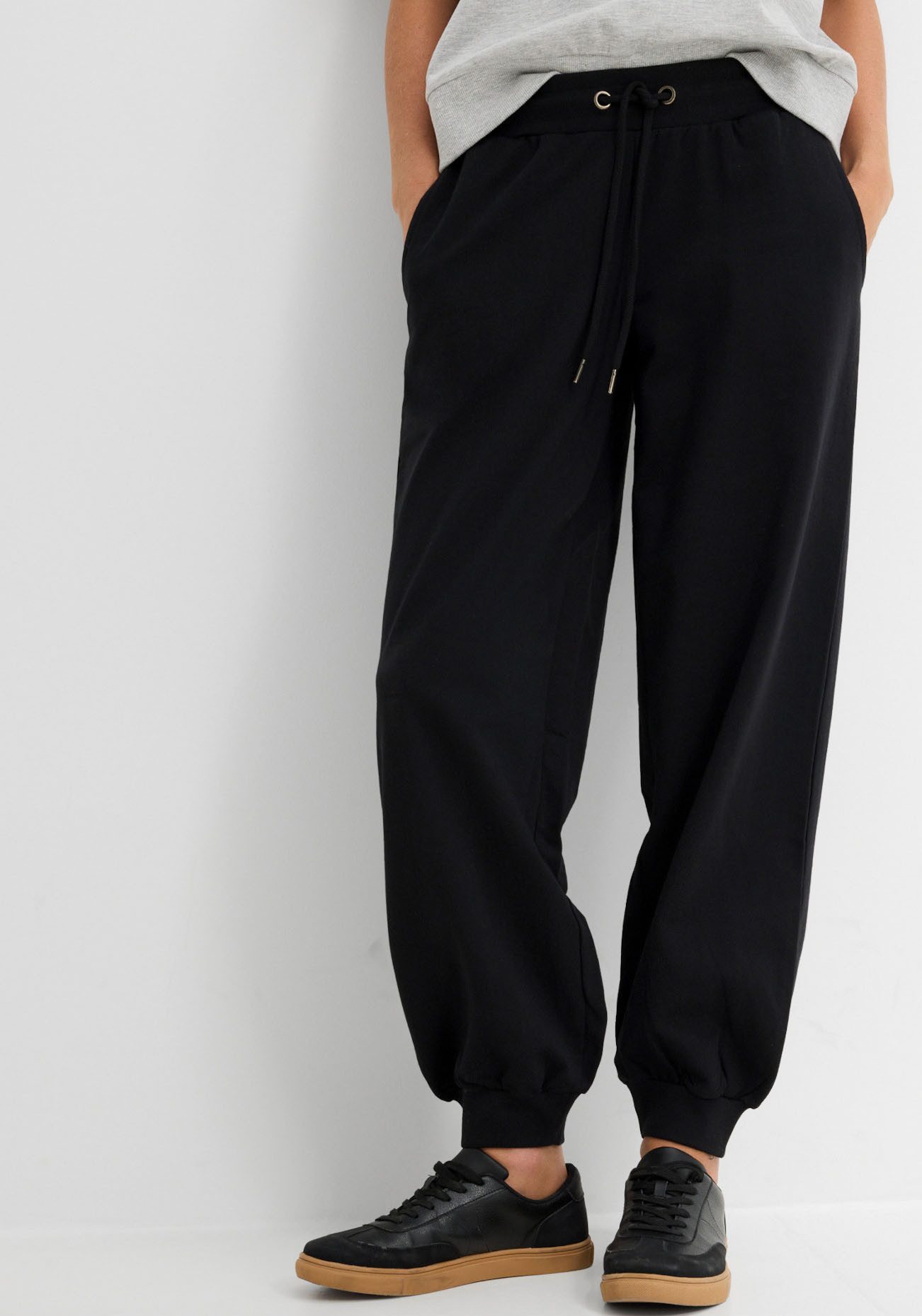 bonprix Jogginghose aus Baumwolle und Polyester, lockere Passform, elastische Bündchen