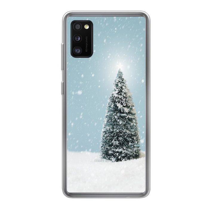 MuchoWow Handyhülle Ein Weihnachtsbaum in einer verschneiten Landschaft und einem blauen Handyhülle Samsung Galaxy A41 Smartphone-Bumper Print Handy