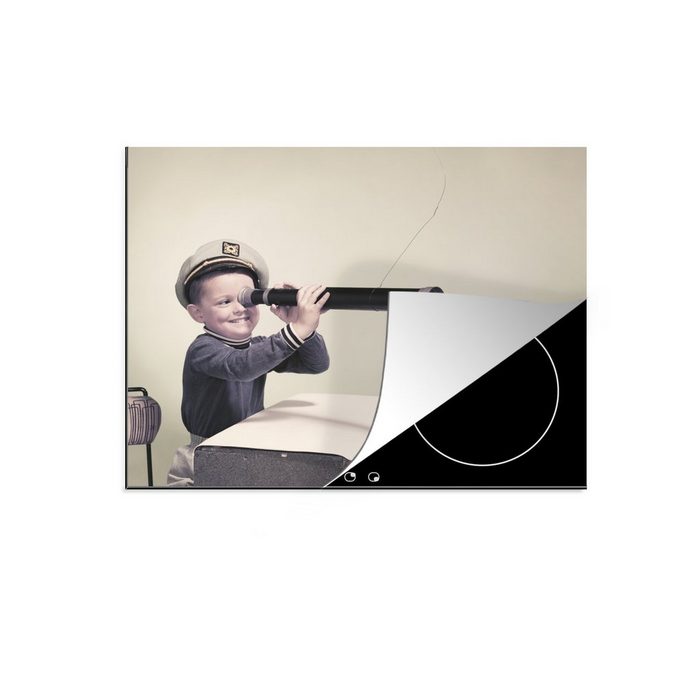 MuchoWow Herdblende-/Abdeckplatte Junge mit Matrosenhut und Teleskop Vinyl (1 tlg) Ceranfeldabdeckung für die küche Induktionsmatte