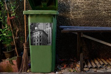 MuchoWow Wandsticker Sich überschneidende Gebäude am Broadway in Schwarz-Weiß (1 St), Mülleimer-aufkleber, Mülltonne, Sticker, Container, Abfalbehälter