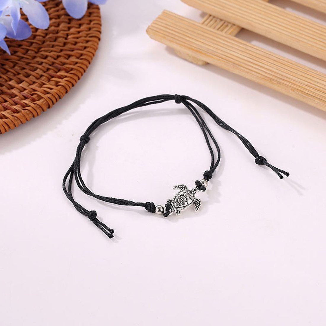 KARMA Fußkette Schildkröte Beige, Schwarz od. Türkis Stoff Fußkettchen (Damenfußkette, Strandschmuck, modern, boho), Fußschmuck Urlaub Strand Accessoires