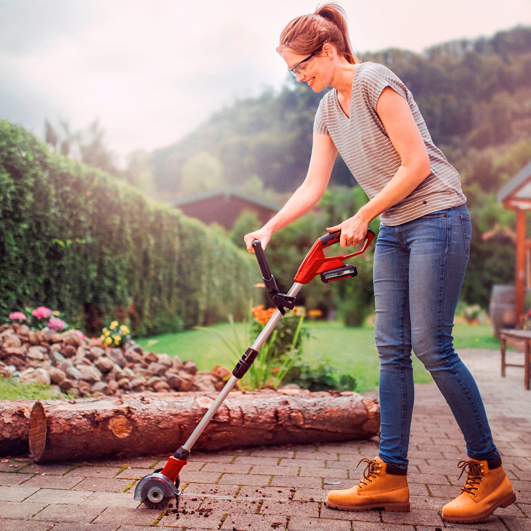 Einhell Akku-Fugenbürste GC-CC 18 Li Kit, 10 cm Bürstendurchmesser, inkl. Akku 18V/2,0 Ah, Ladegerät, Stahl- und Nylonbürste